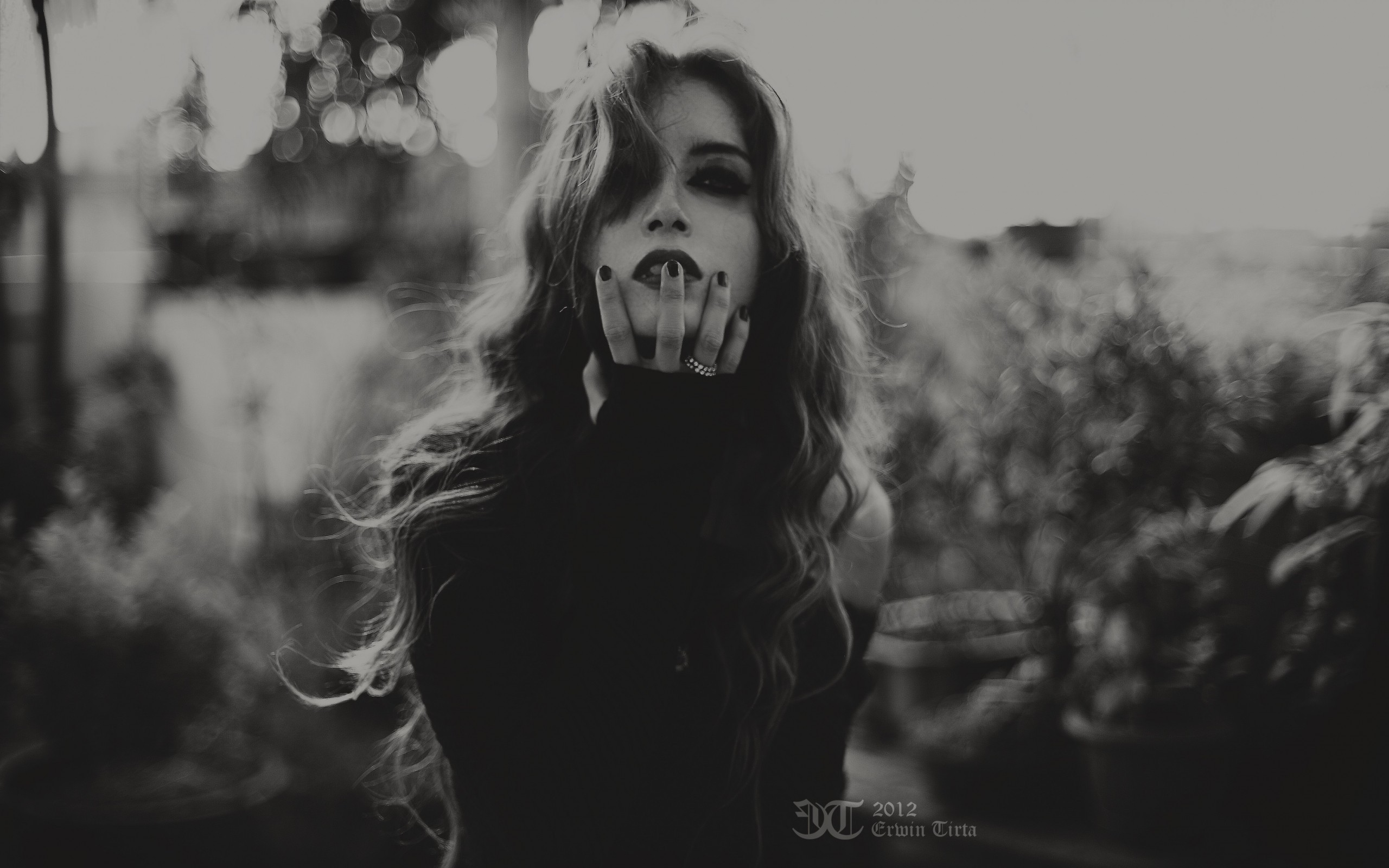 Monochrome portrait of a woman with long hair HD Wallpaper