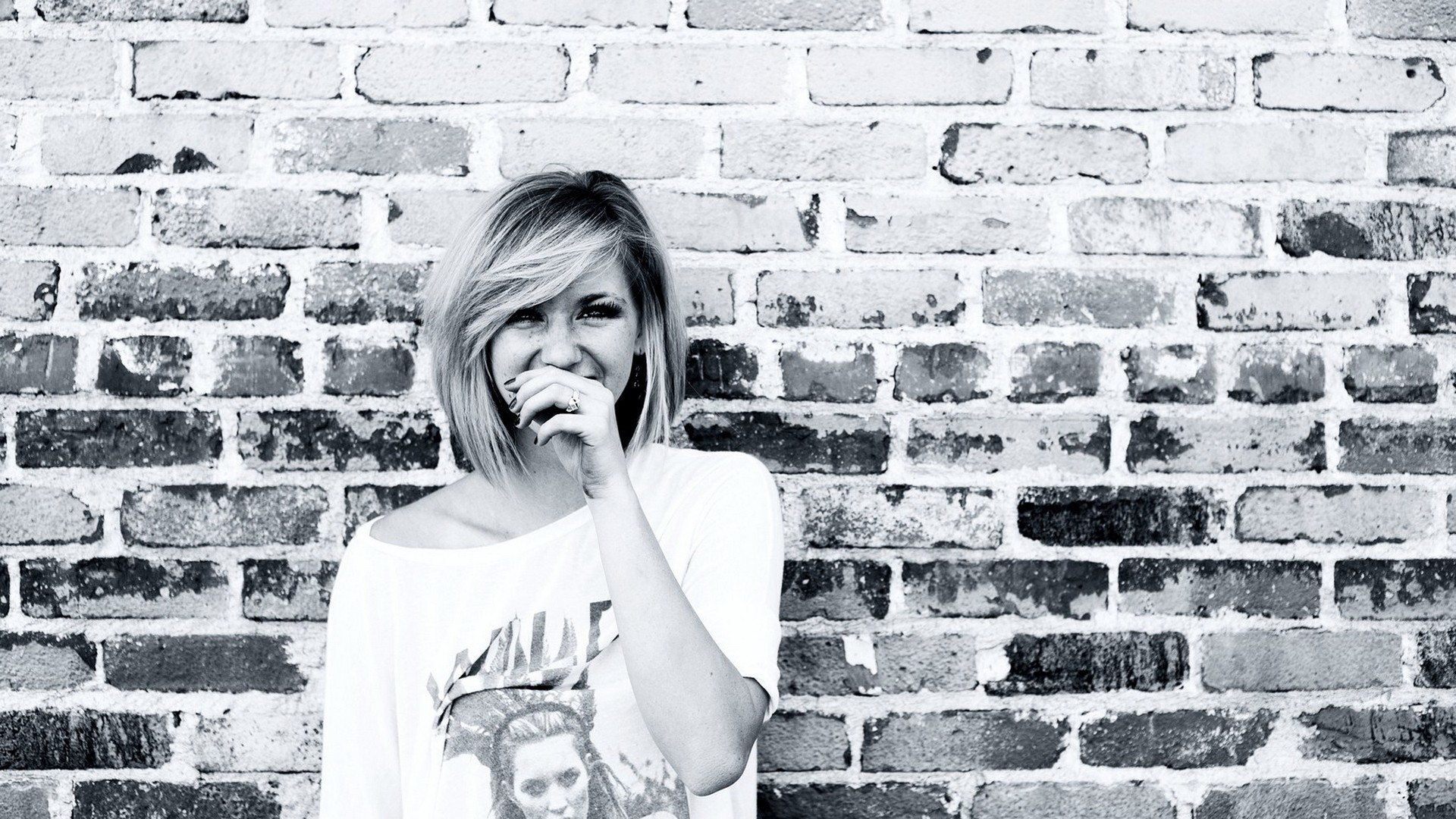 Ellie Goulding smiling in front of a brick wall HD Wallpaper