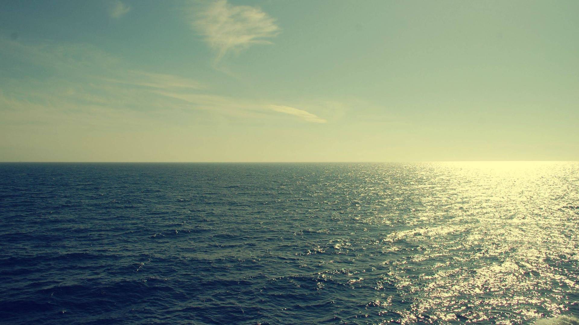 The sea and the horizon under a filtered sky HD Wallpaper