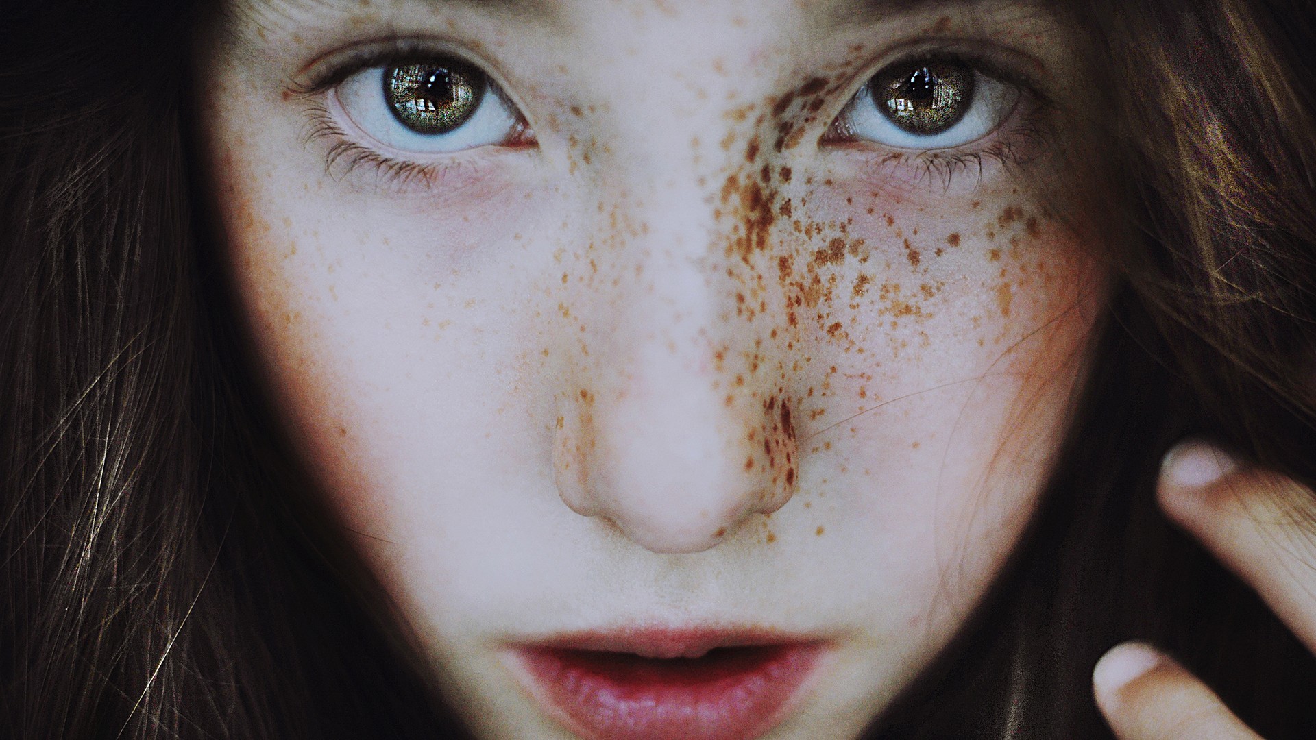 Close-up portrait of a young girl with freckles HD Wallpaper
