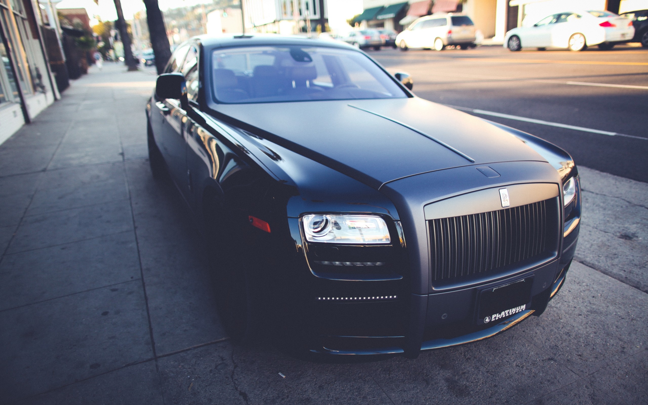 Black Rolls-Royce parked on a sidewalk HD Wallpaper