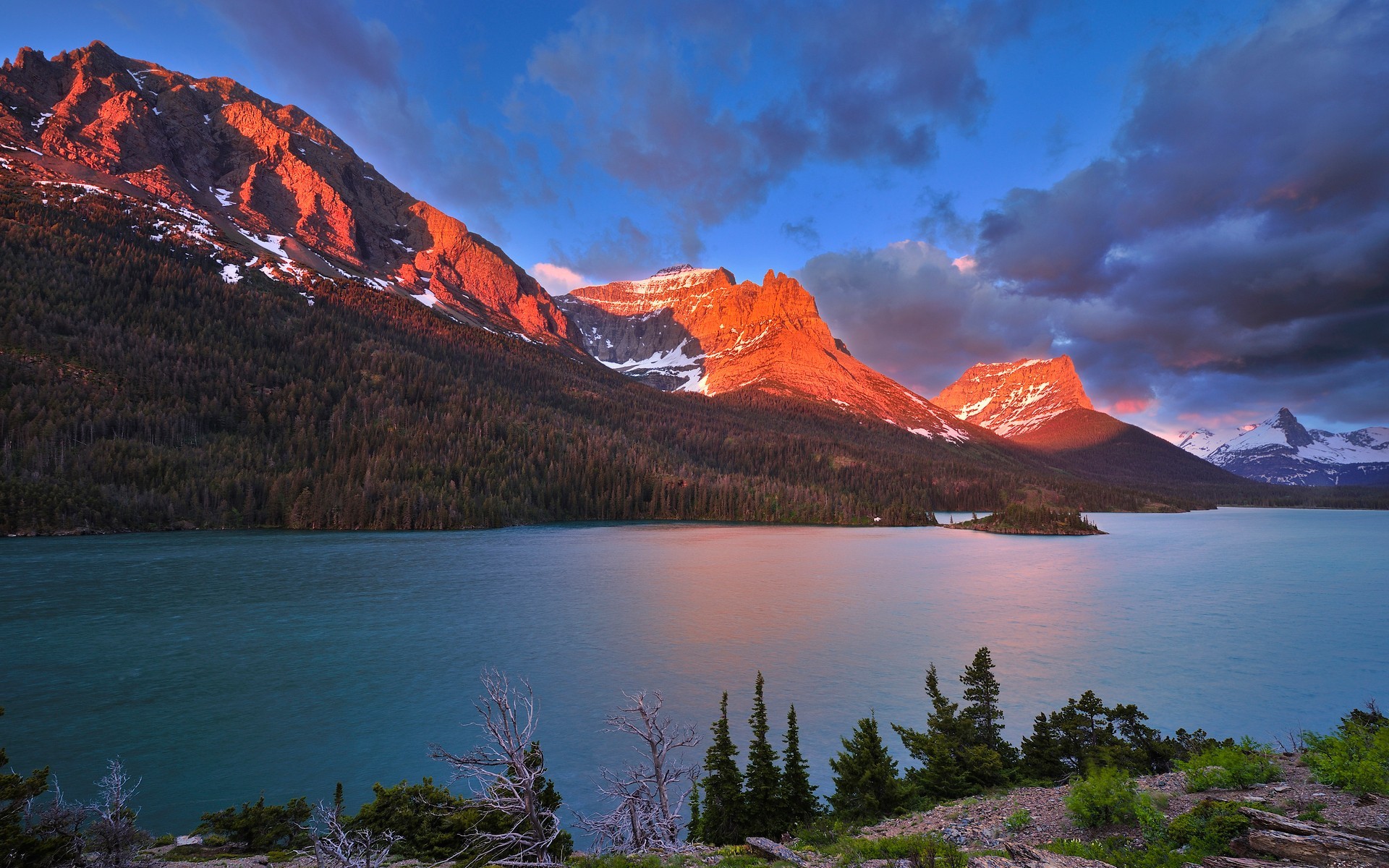 Sunrise over mountains and lake in Canada HD Wallpaper
