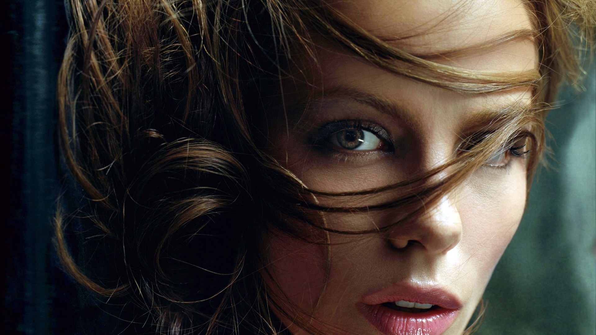 Kate Beckinsale with her hair covering her face HD Wallpaper