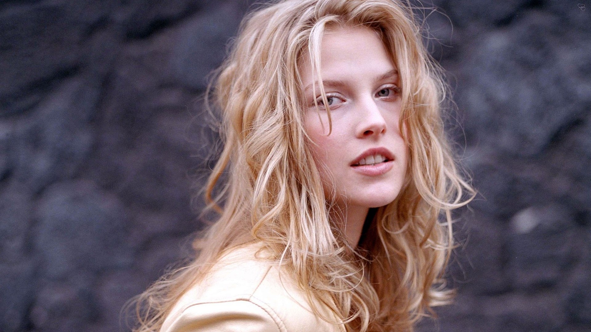 Actress Ali Larter with blonde curly hair HD Wallpaper
