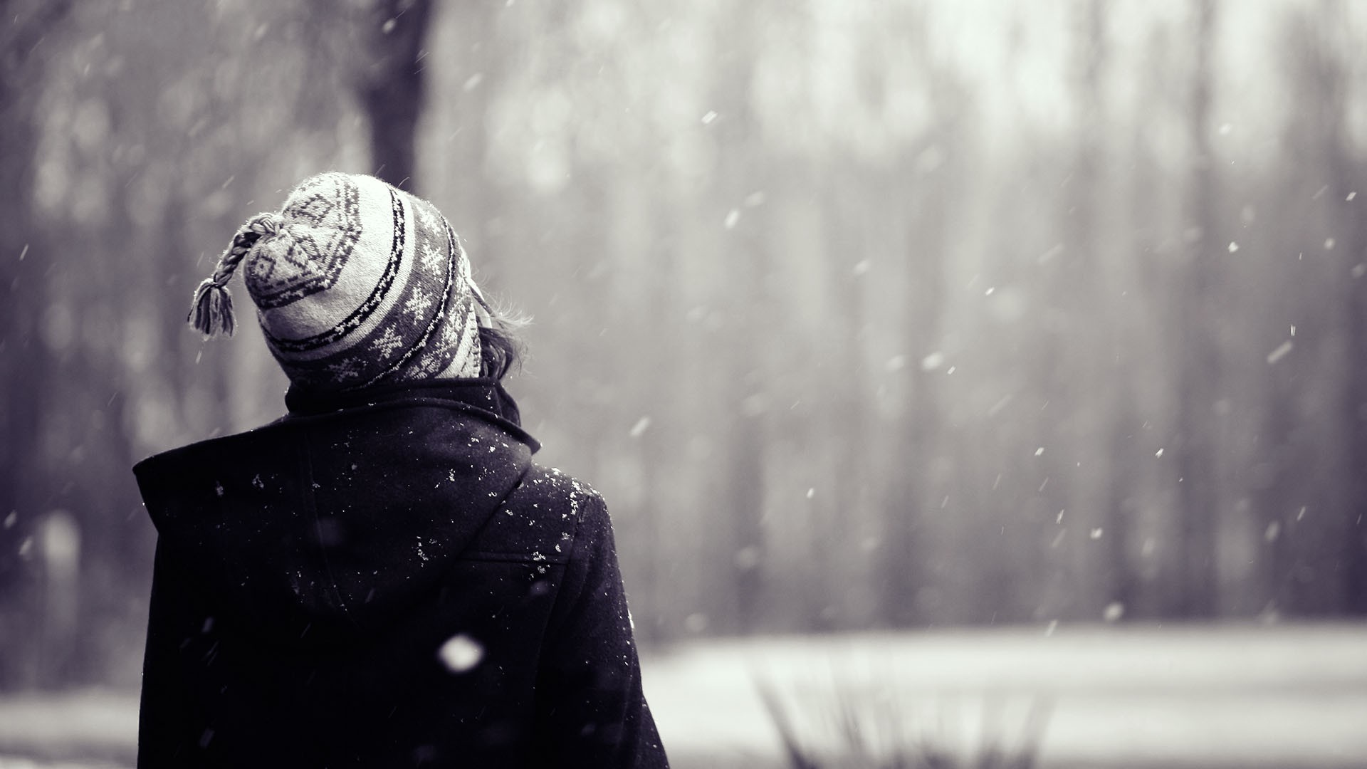 Woman in a hat in the snow HD Wallpaper