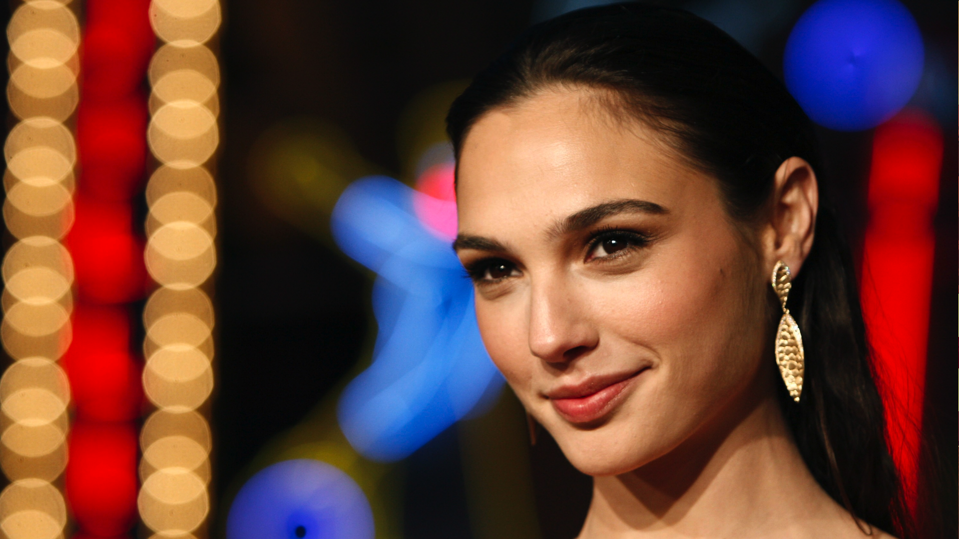 Gal Gadot smiling with bokeh lights HD Wallpaper