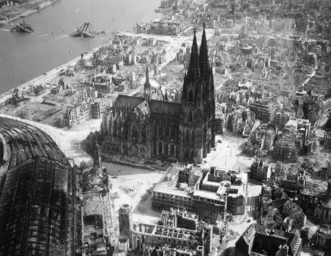Aerial view of Cologne Cathedral and city ruins HD Wallpaper