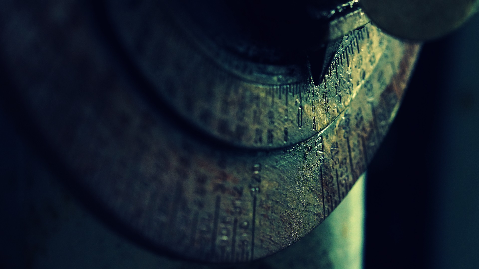 Close-up of a rusty metal measuring instrument HD Wallpaper