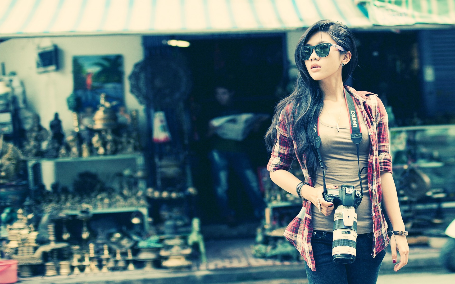 Asian woman with sunglasses and camera in front of a shop HD Wallpaper