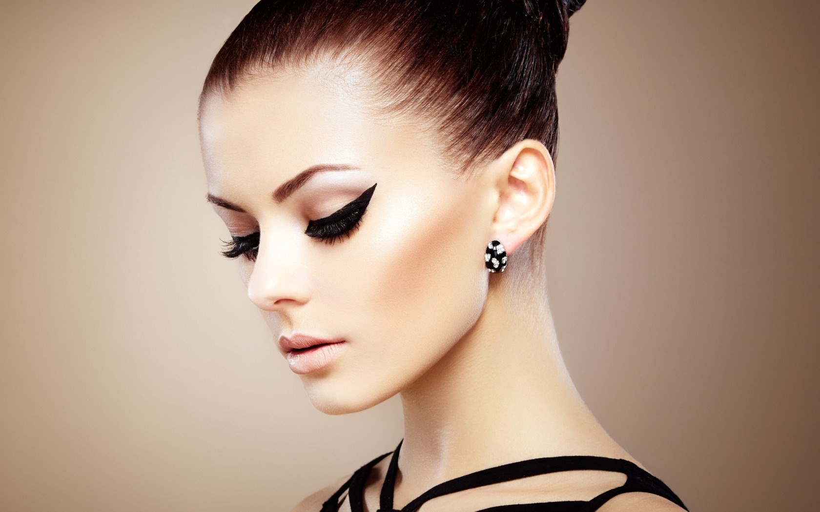 Woman with dramatic makeup and earrings HD Wallpaper