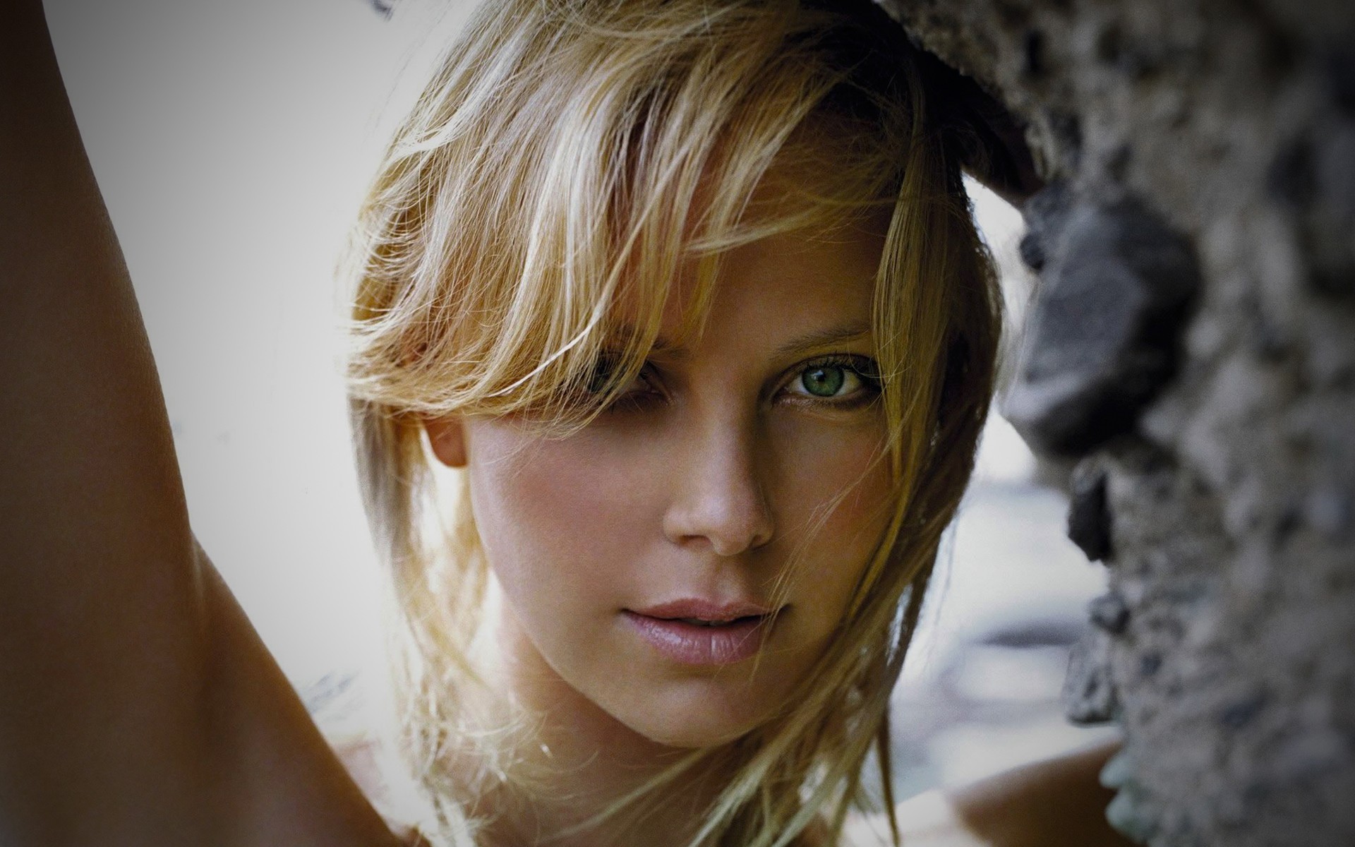 Charlize Theron with blonde hair and green eyes HD Wallpaper