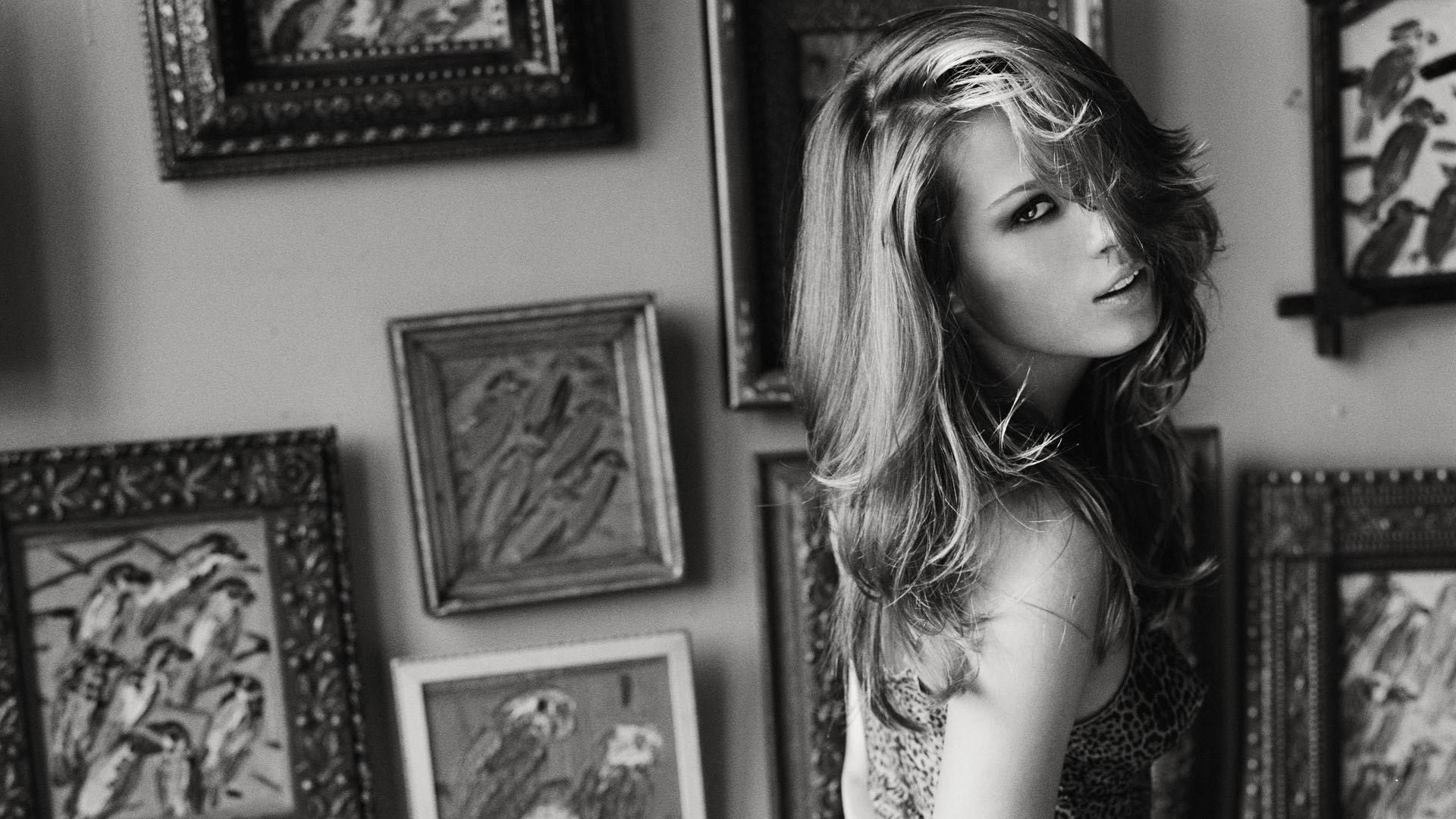Monochrome portrait of Petra Nemcova HD Wallpaper