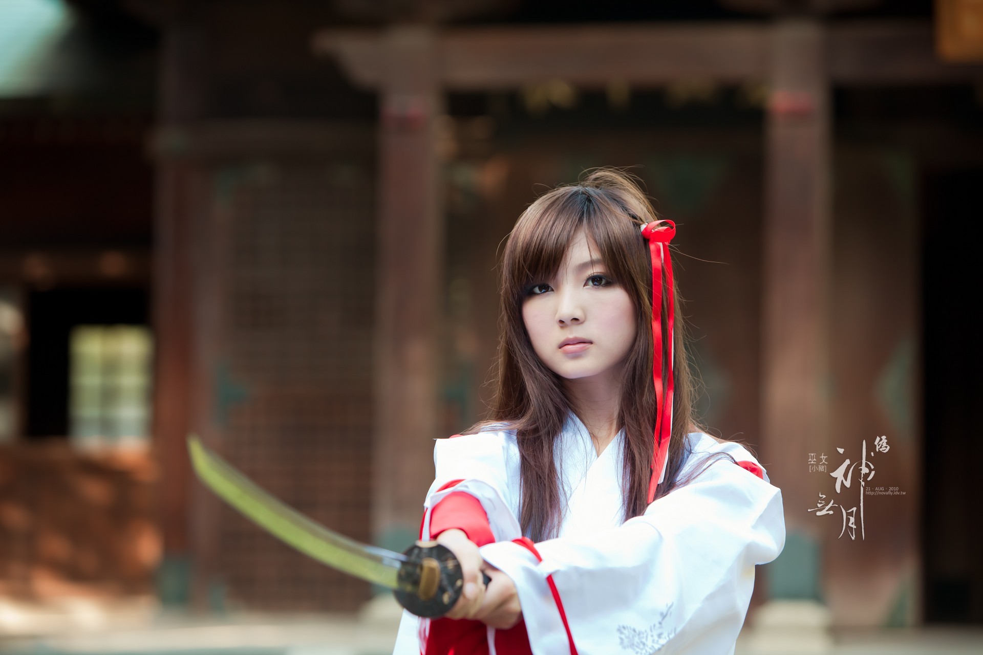 Woman in traditional Japanese attire holding a sword HD Wallpaper