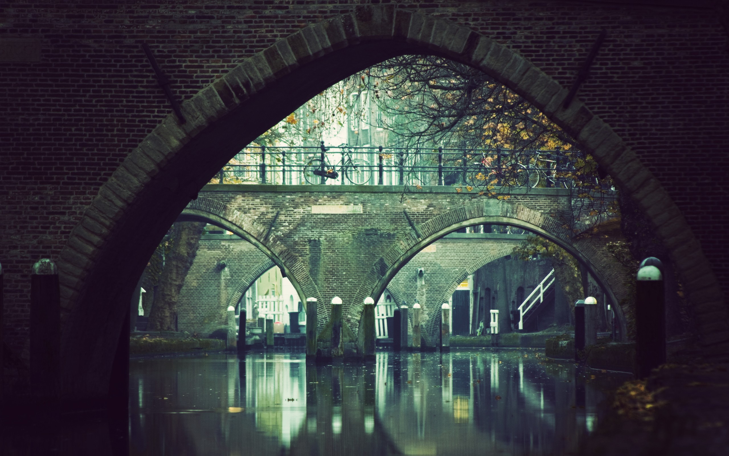 Bridges over a canal in Amsterdam HD Wallpaper