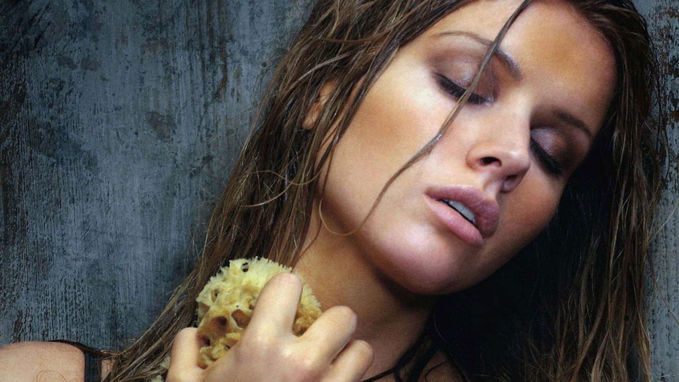 Tiffany Mulheron with closed eyes and a sponge HD Wallpaper
