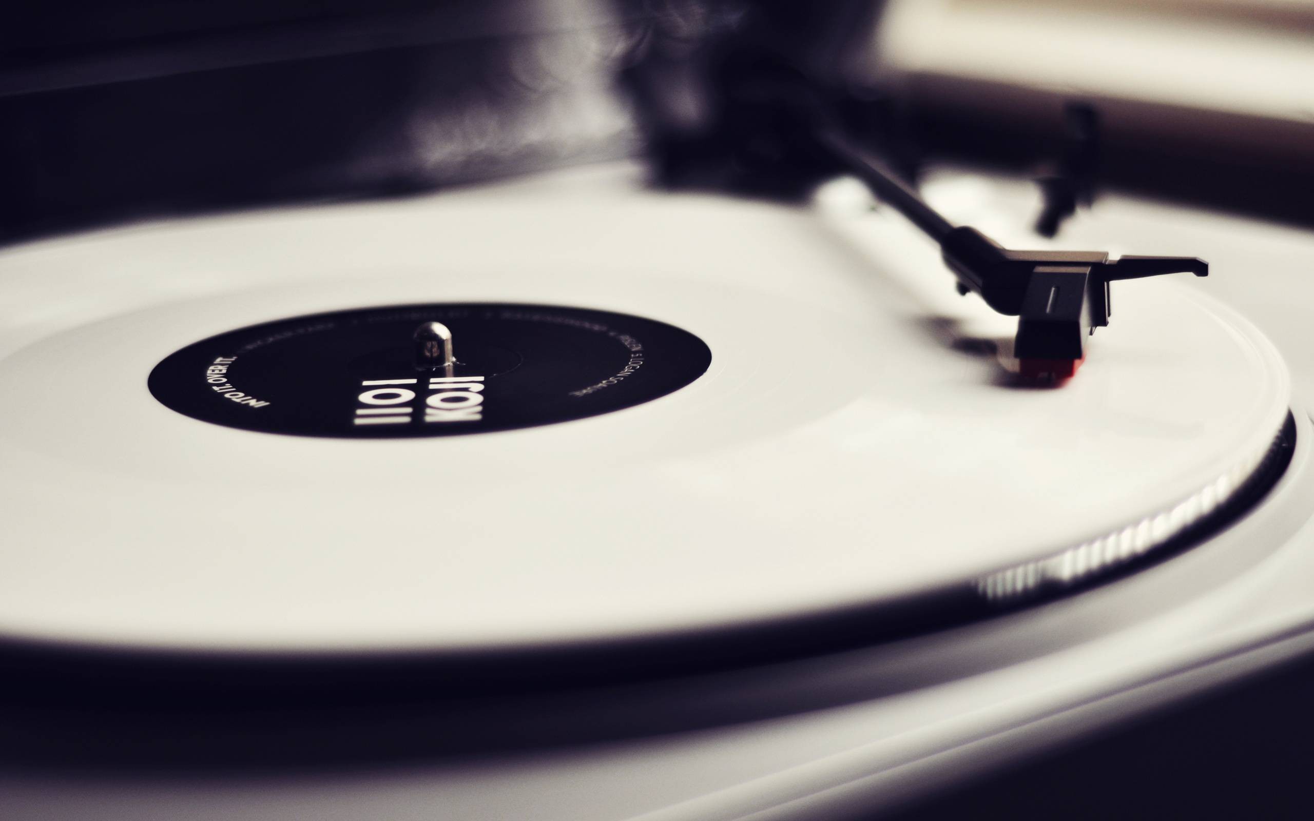 White vinyl record on a turntable HD Wallpaper
