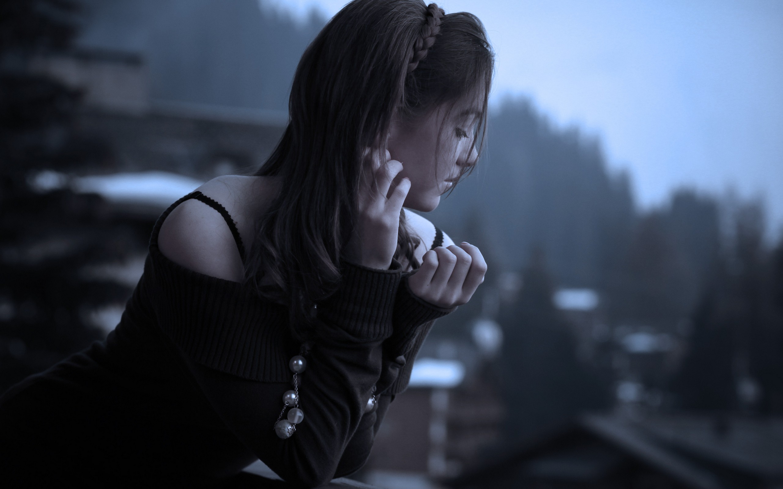 Woman with brunette hair looking away HD Wallpaper