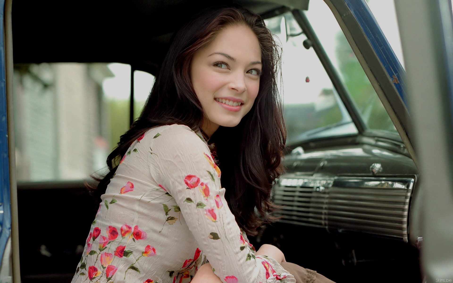 Kristin Kreuk smiling inside a vintage car HD Wallpaper