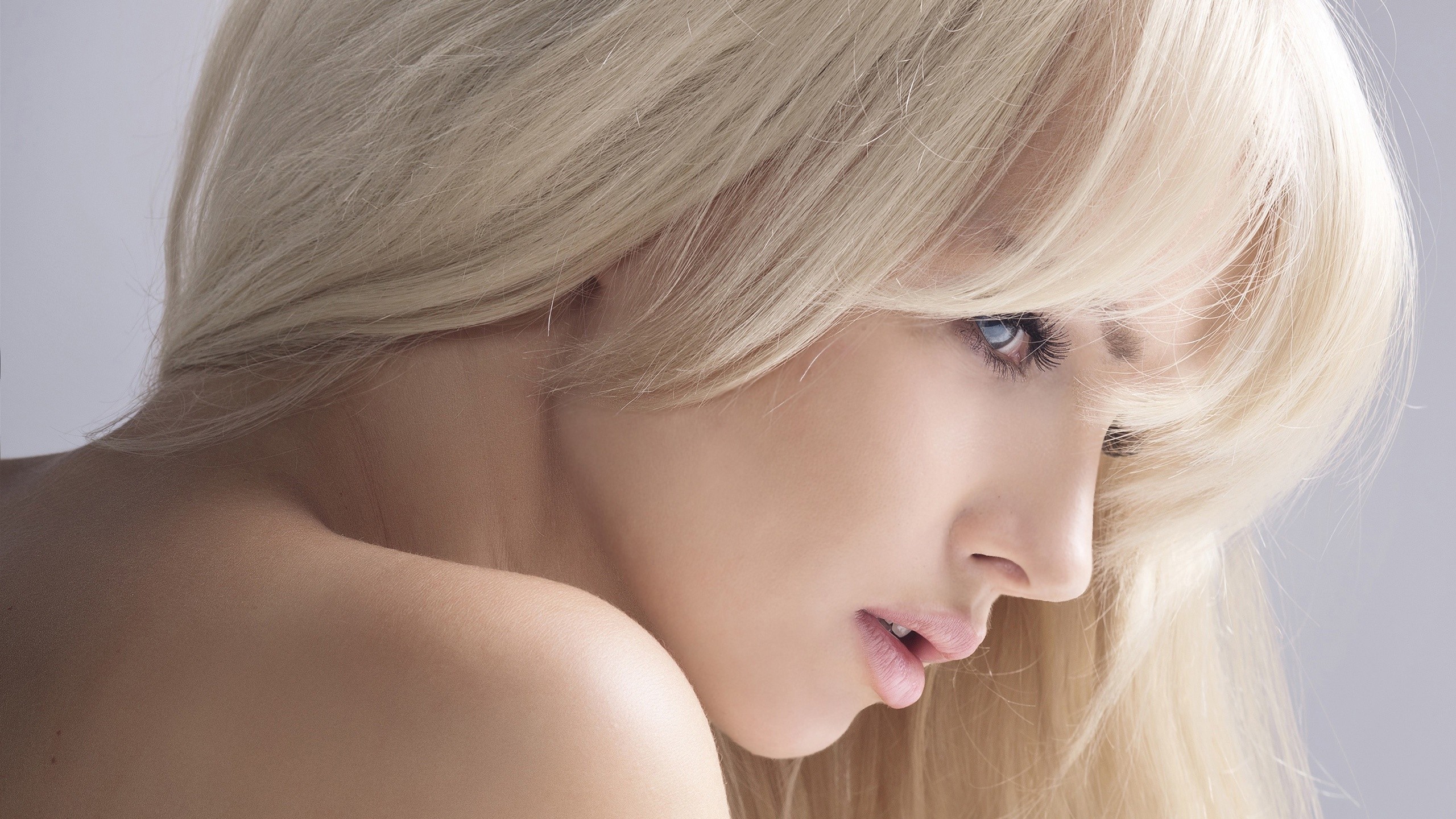 Woman with blonde hair and blue eyes in profile HD Wallpaper