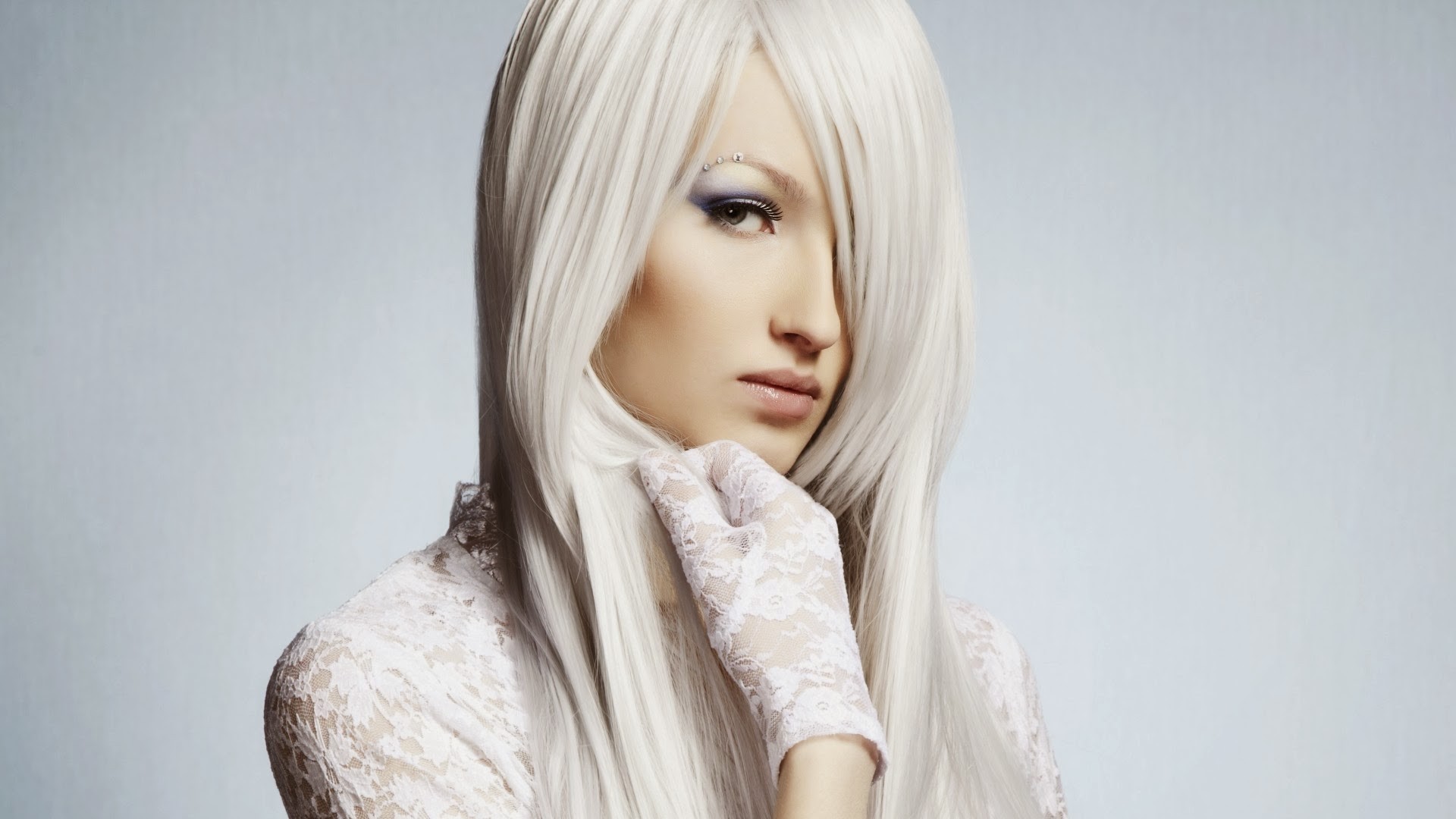 Woman with blonde hair wearing white lace gloves HD Wallpaper