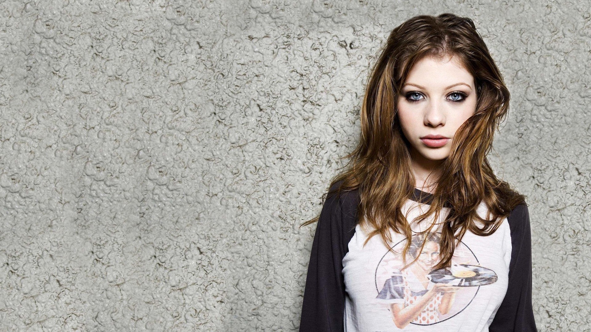 Michelle Trachtenberg wearing a graphic T-shirt HD Wallpaper