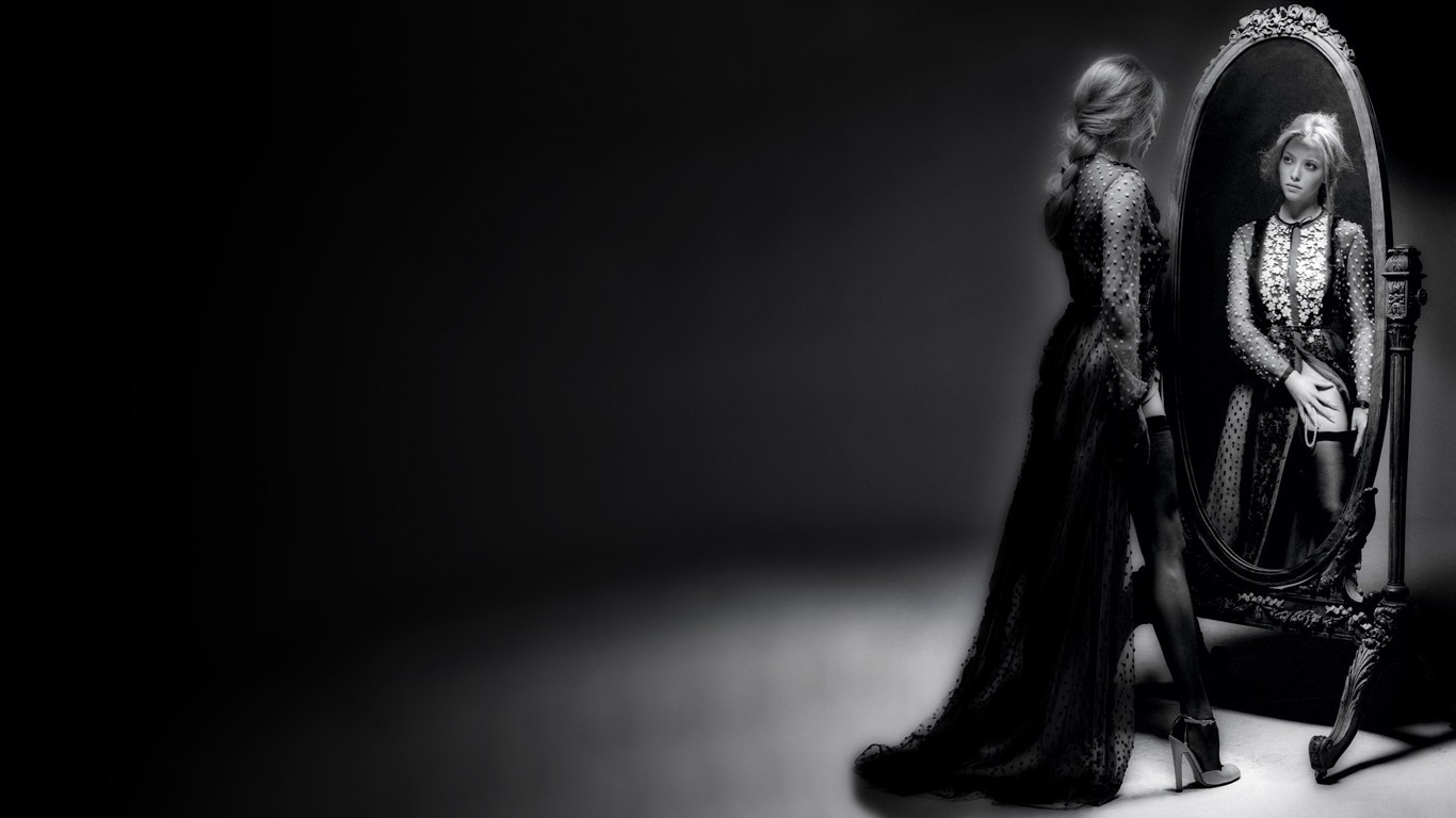 Amanda Seyfried in a dress looking in a mirror HD Wallpaper
