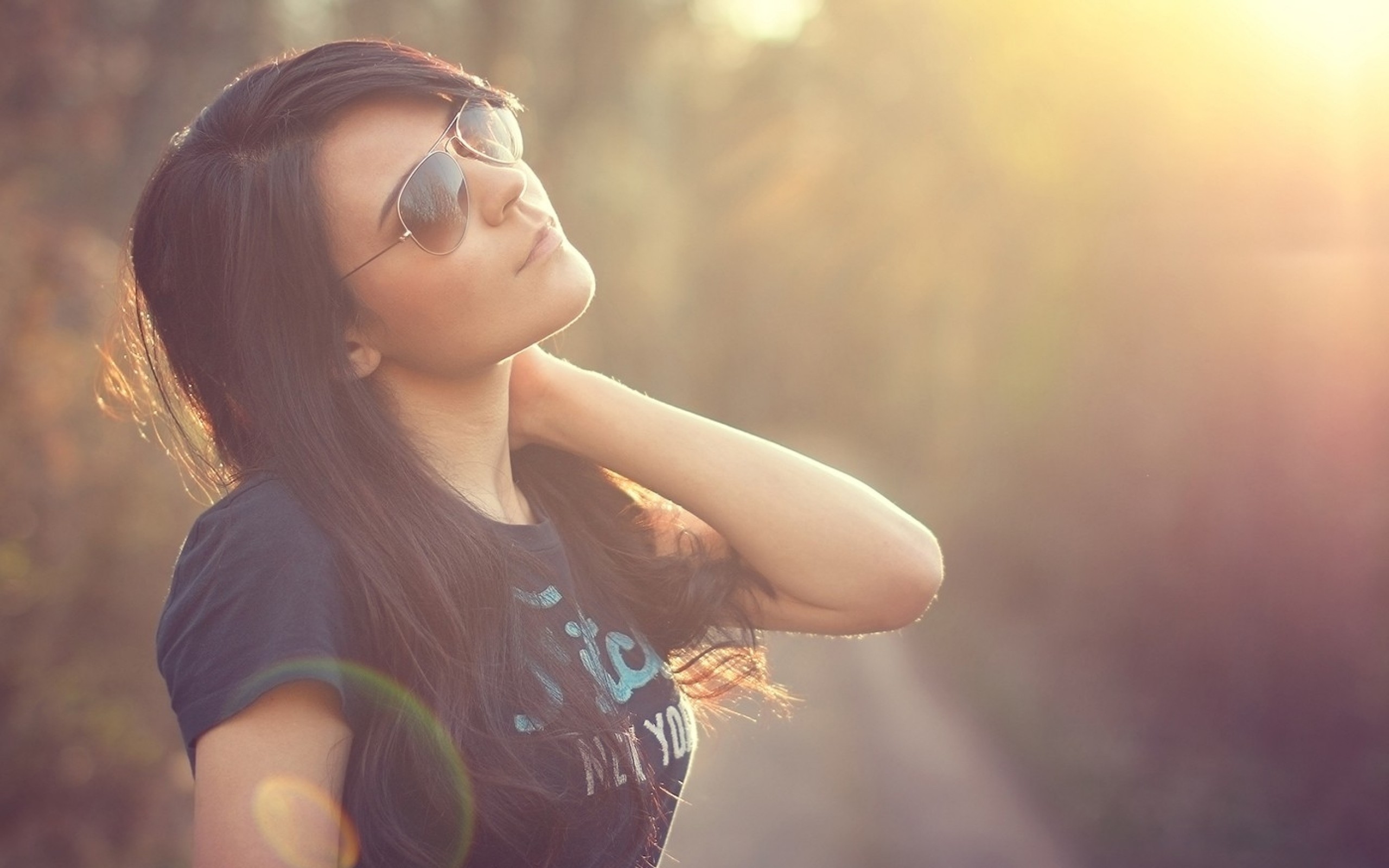 Woman wearing sunglasses outdoors in sunlight HD Wallpaper