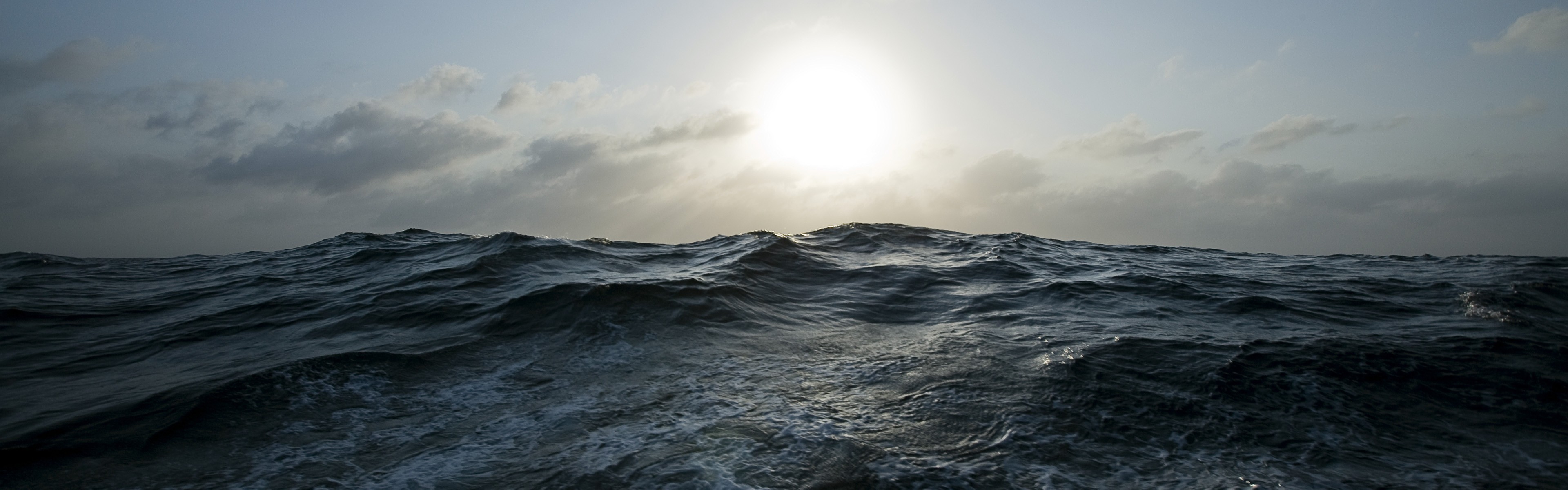 Waves on the sea under a cloudy sky HD Wallpaper