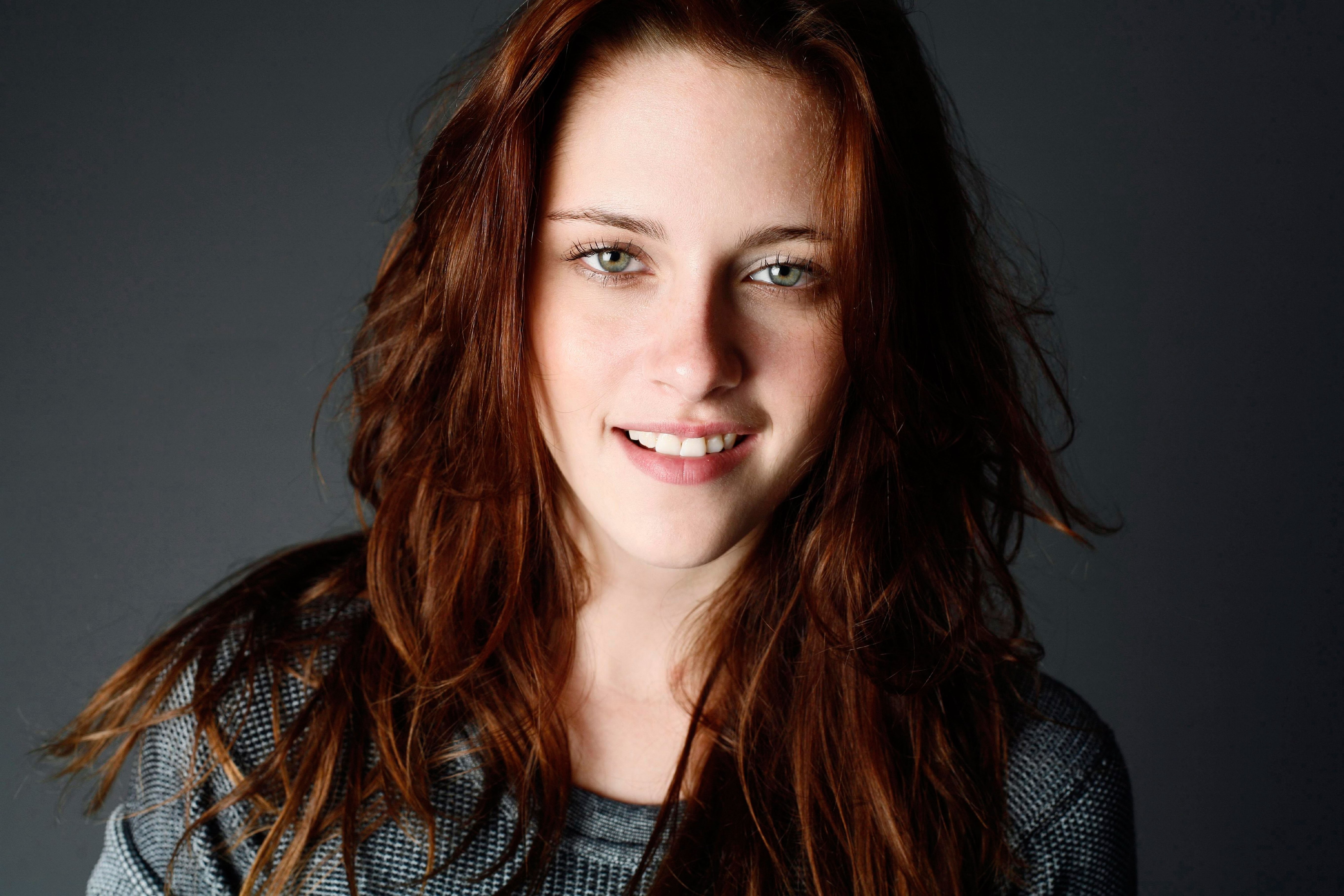 Kristen Stewart smiling with auburn hair HD Wallpaper