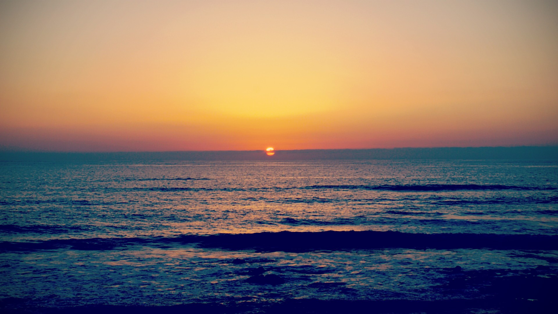 Sunset over the sea with waves HD Wallpaper