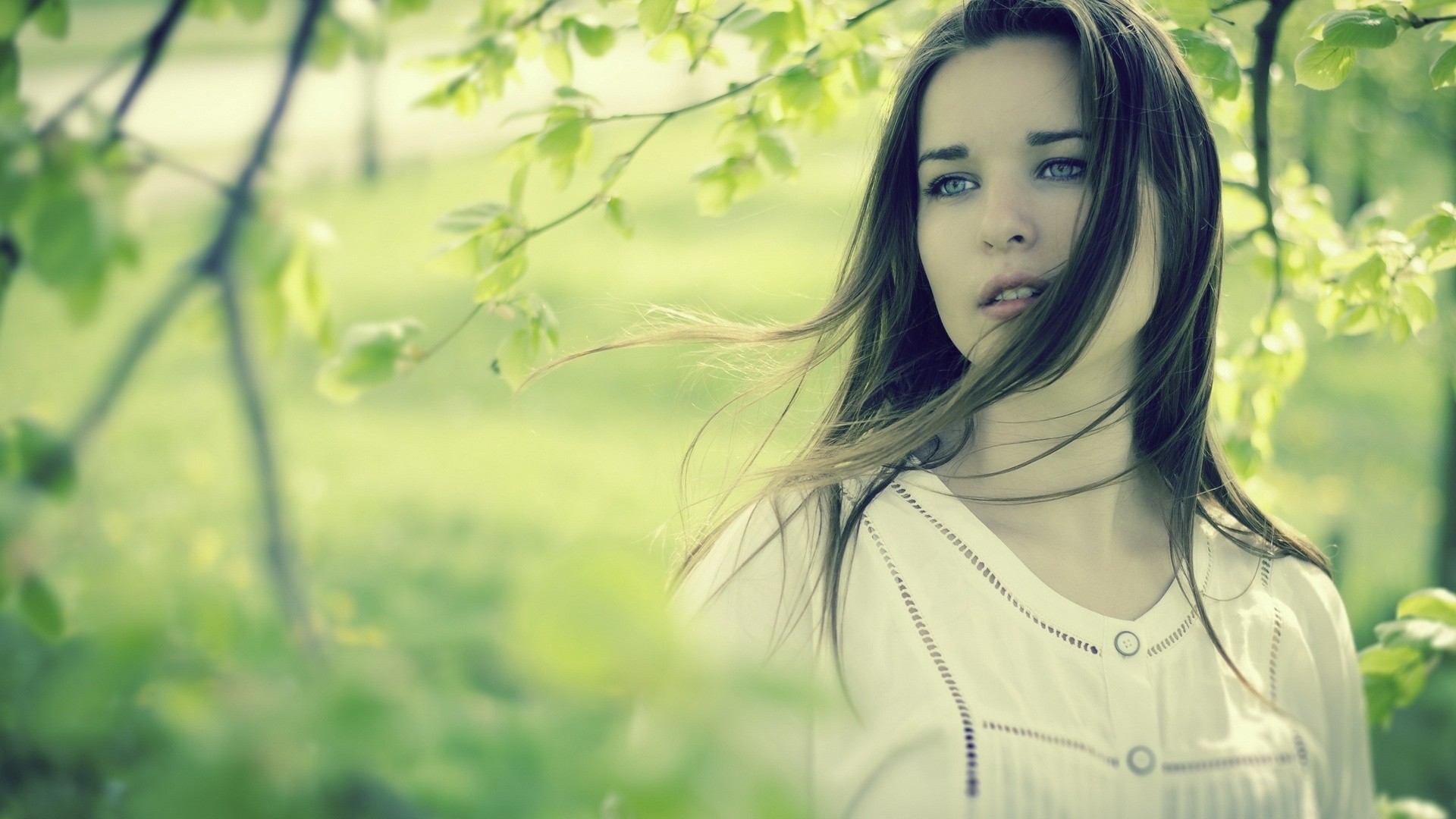 Woman in white dress outdoors HD Wallpaper