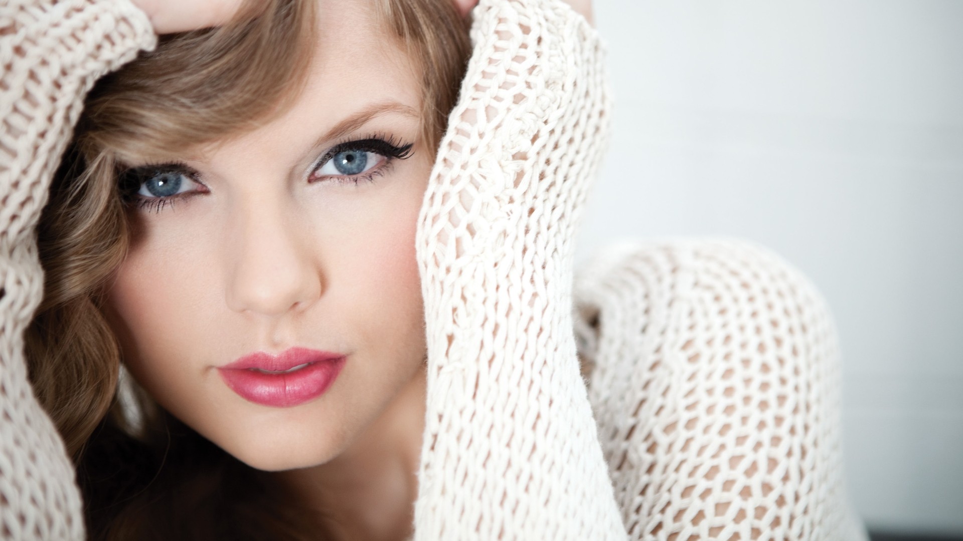 Taylor Swift wearing a white knitted sweater HD Wallpaper