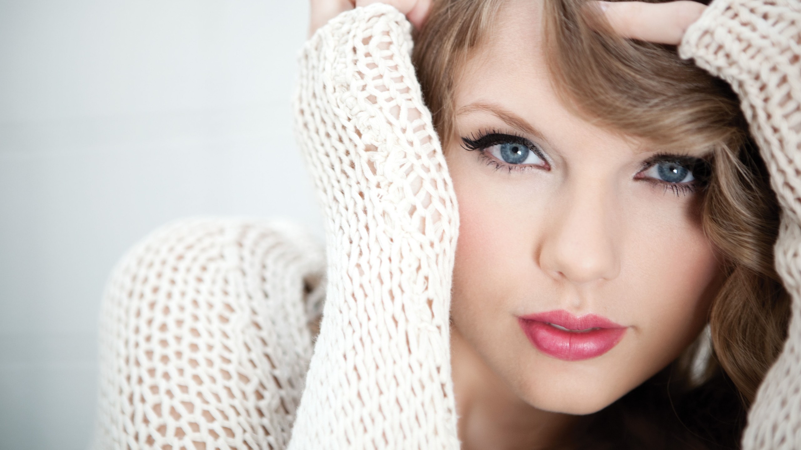 Taylor Swift wearing a white knitted sweater HD Wallpaper