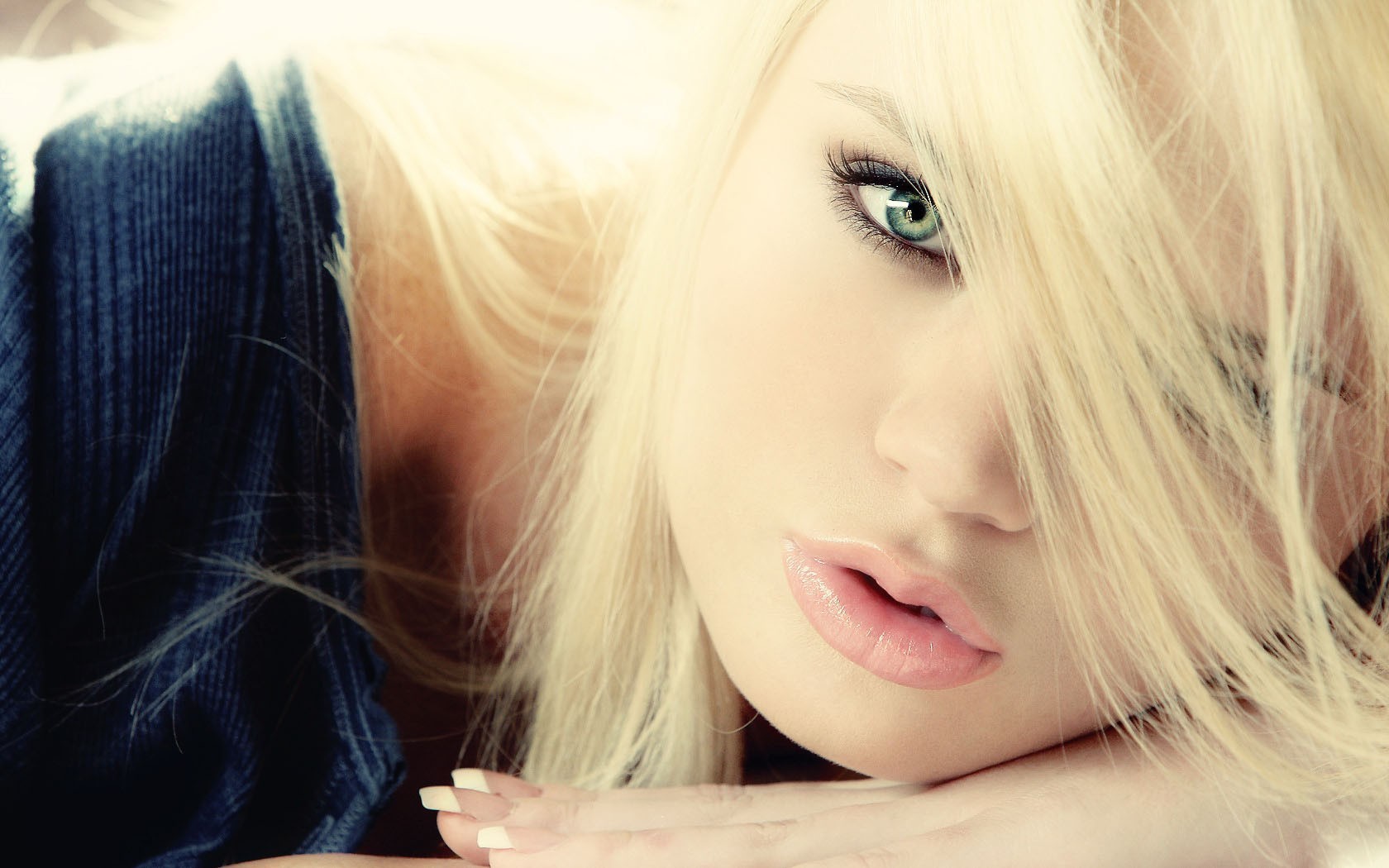 Blonde woman with green eyes HD Wallpaper