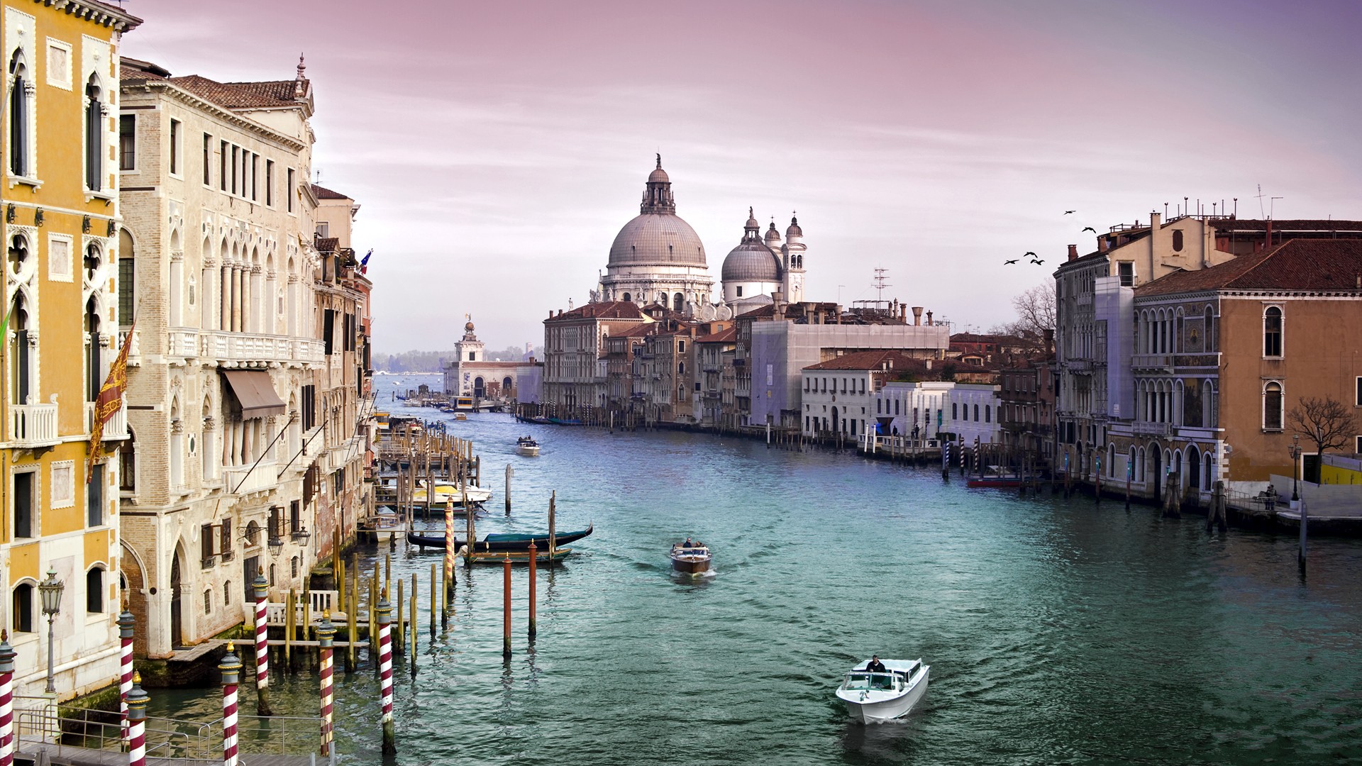 Venice cityscape with boats on the Grand Canal HD Wallpaper