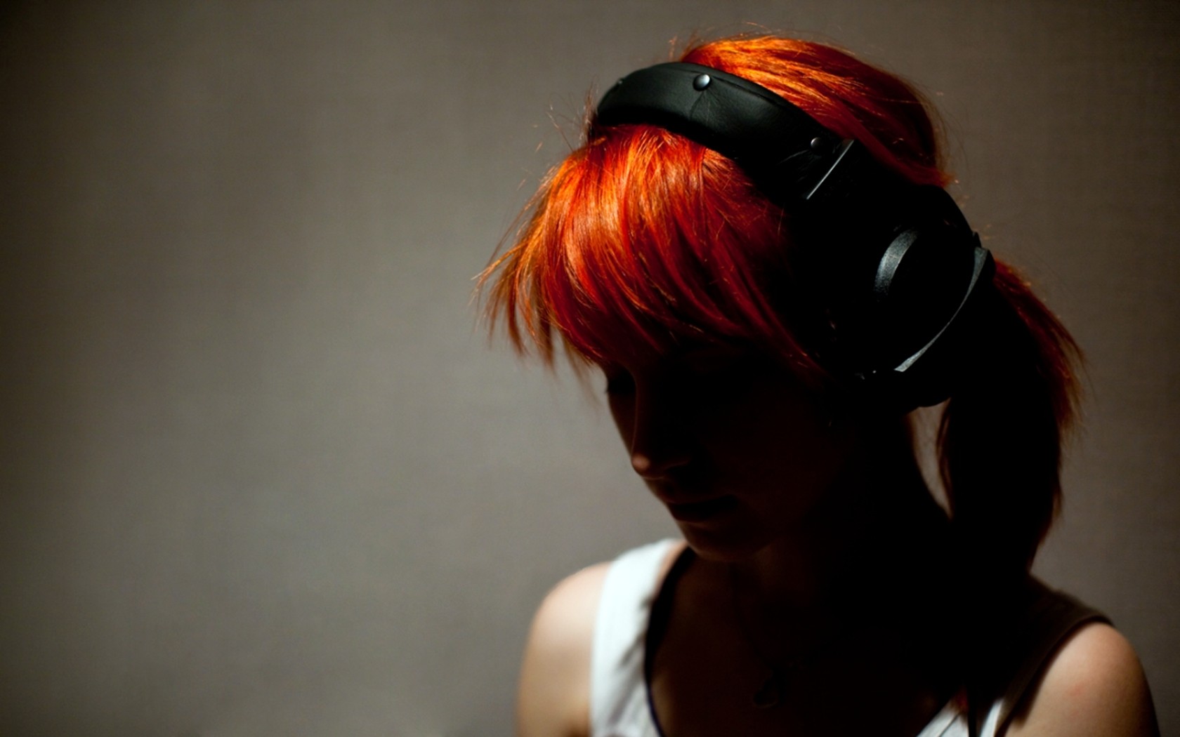 Hayley Williams wearing Beyerdynamic DT 770 headphones HD Wallpaper