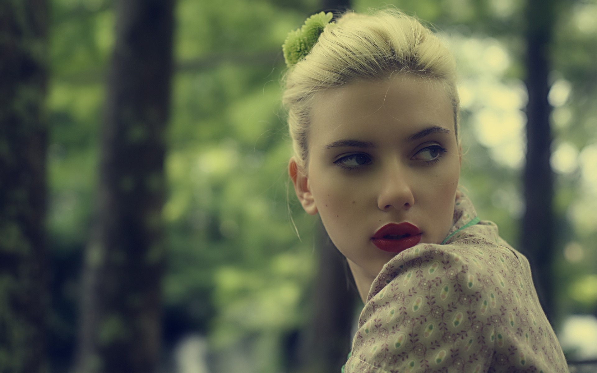 Scarlett Johansson with red lipstick and flower in hair HD Wallpaper