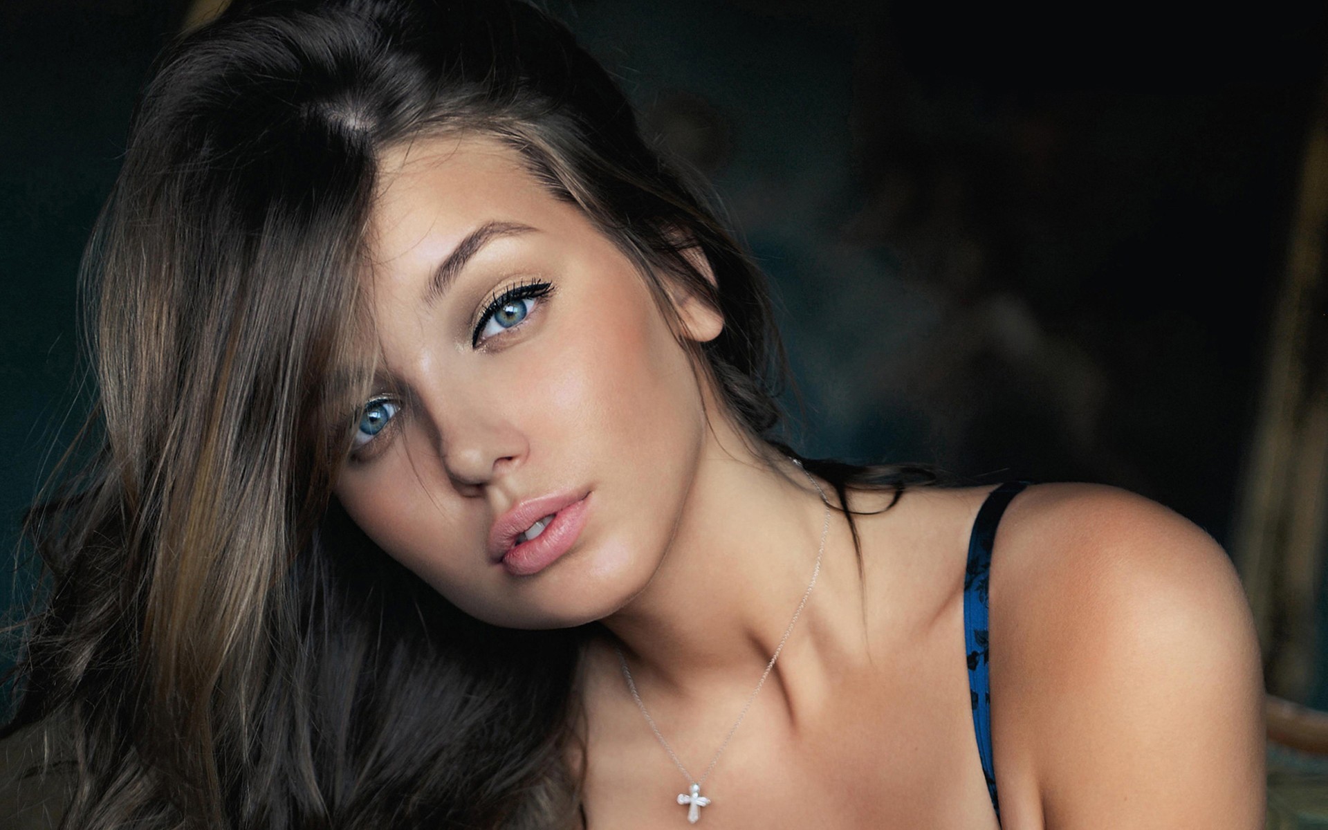 Woman with blue eyes and brown hair HD Wallpaper