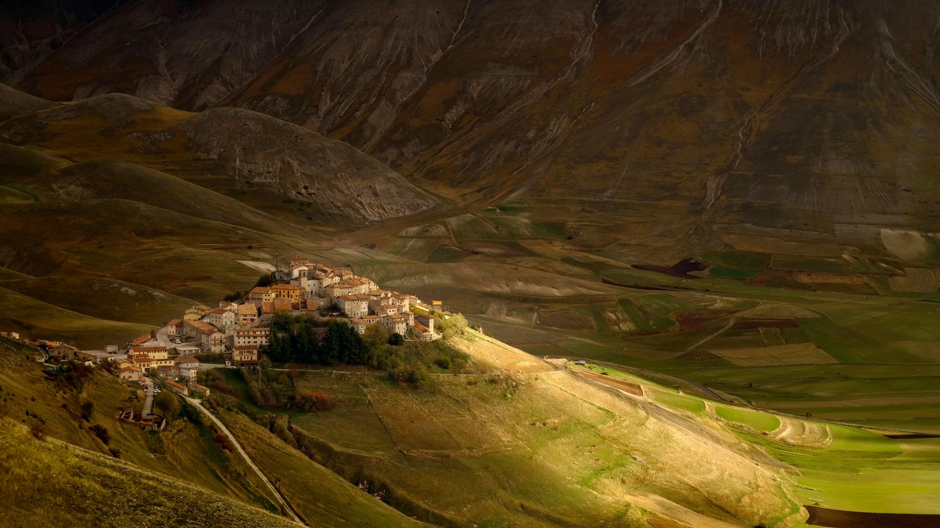 Castelluccio di Norcia, Umbria, Italy HD Wallpaper