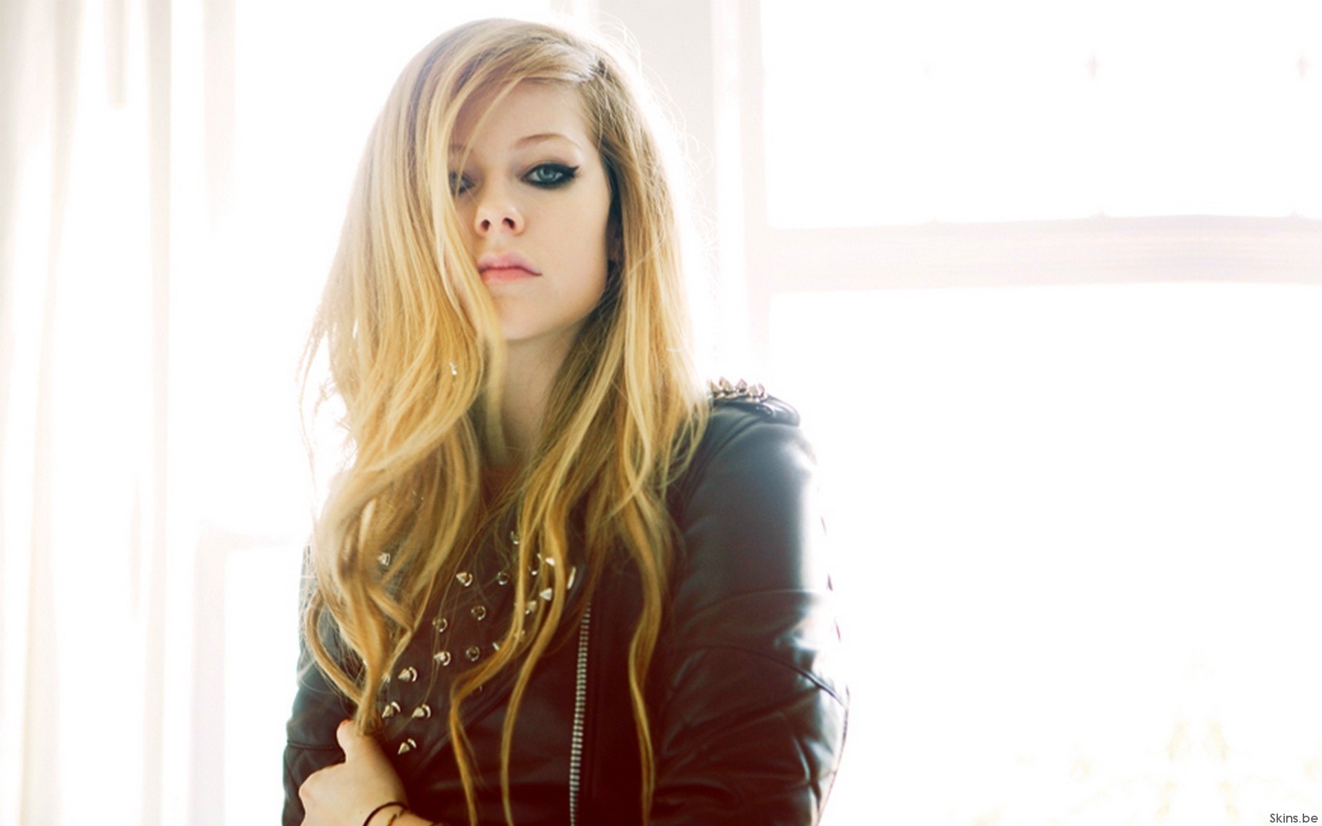 Avril Lavigne wearing a studded leather jacket HD Wallpaper