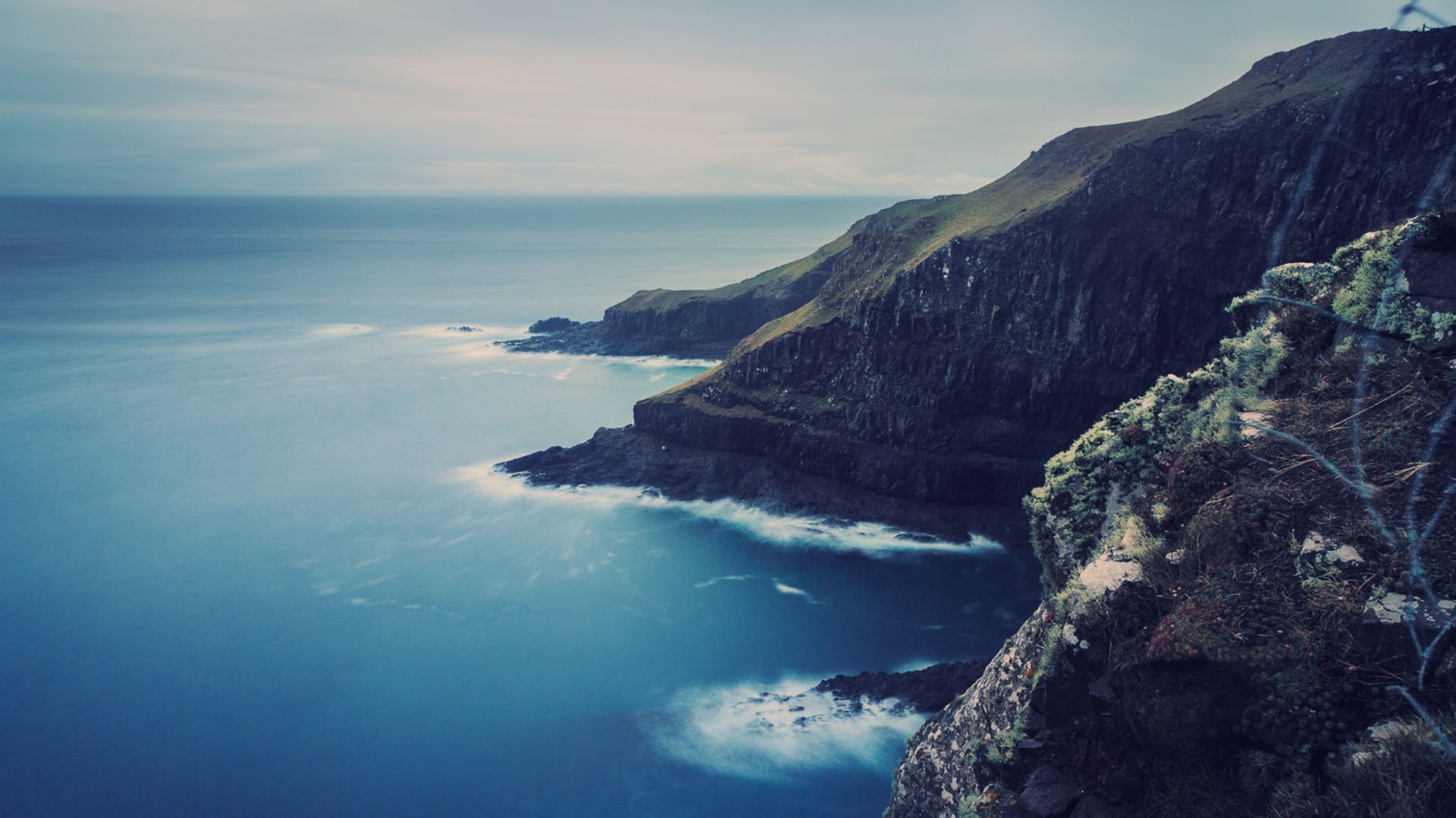 Cliff overlooking the sea coast HD Wallpaper