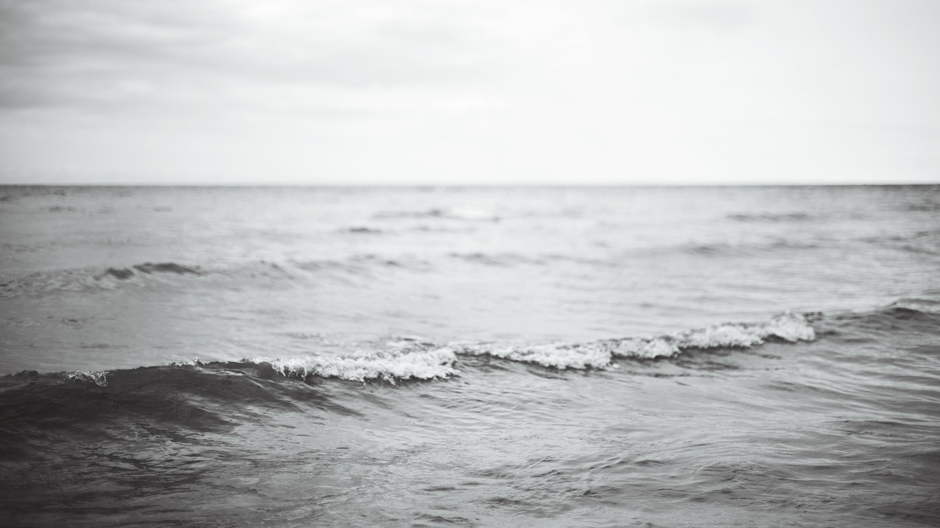 Monochrome sea with waves and shallow depth of field HD Wallpaper