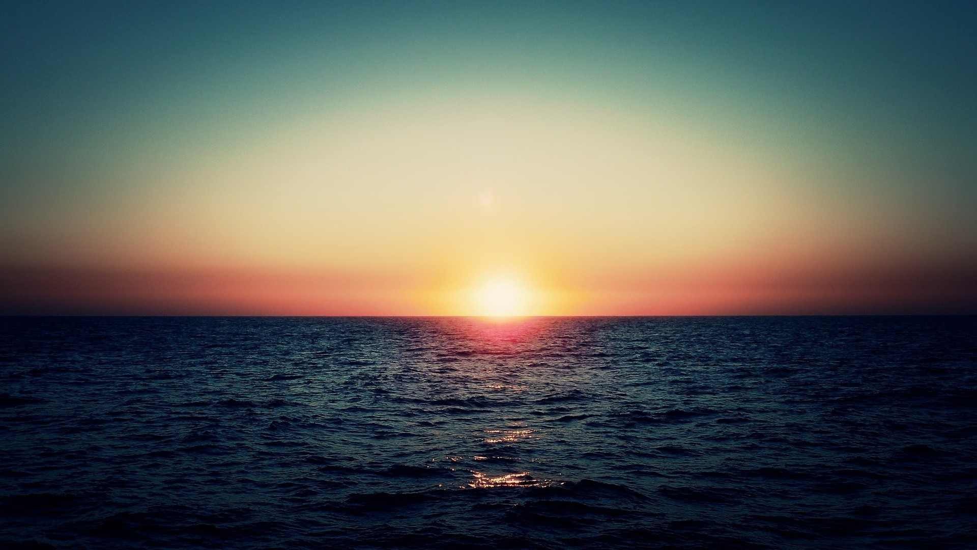 Sunset over the ocean horizon HD Wallpaper