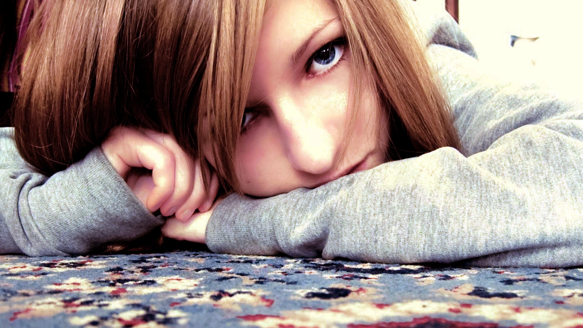 Young woman with blue eyes wearing a grey hoodie HD Wallpaper