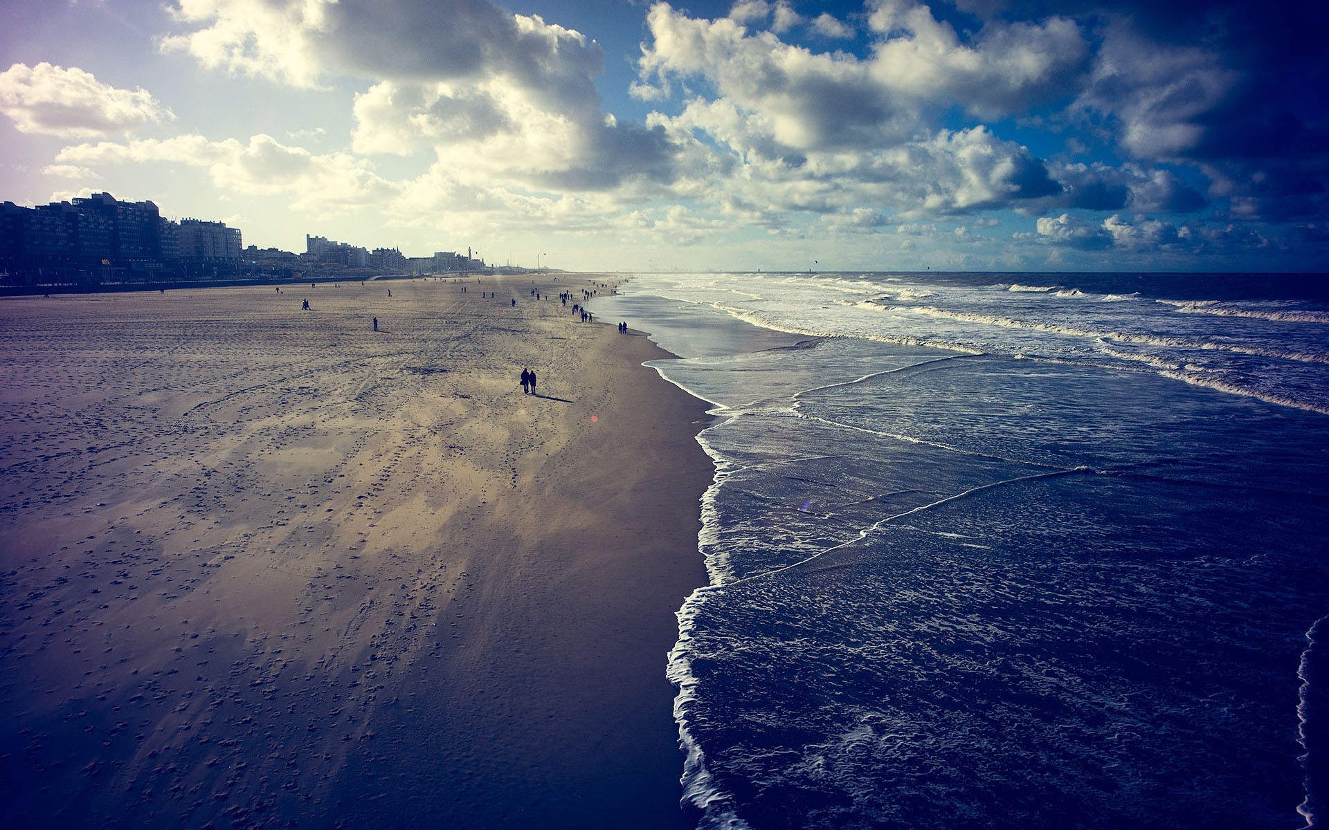Beach with buildings and ocean waves HD Wallpaper