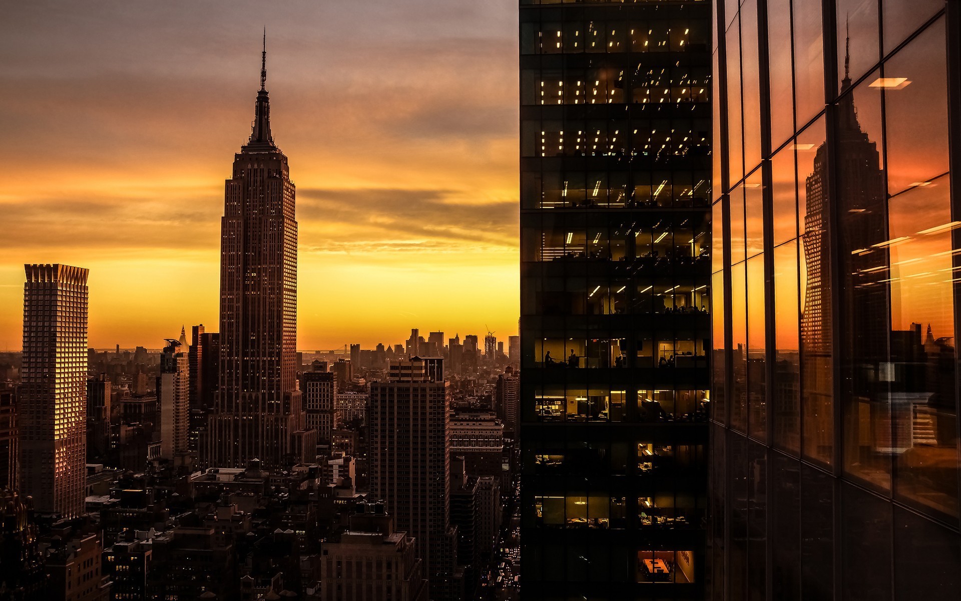 Empire State Building at sunset in New York City HD Wallpaper