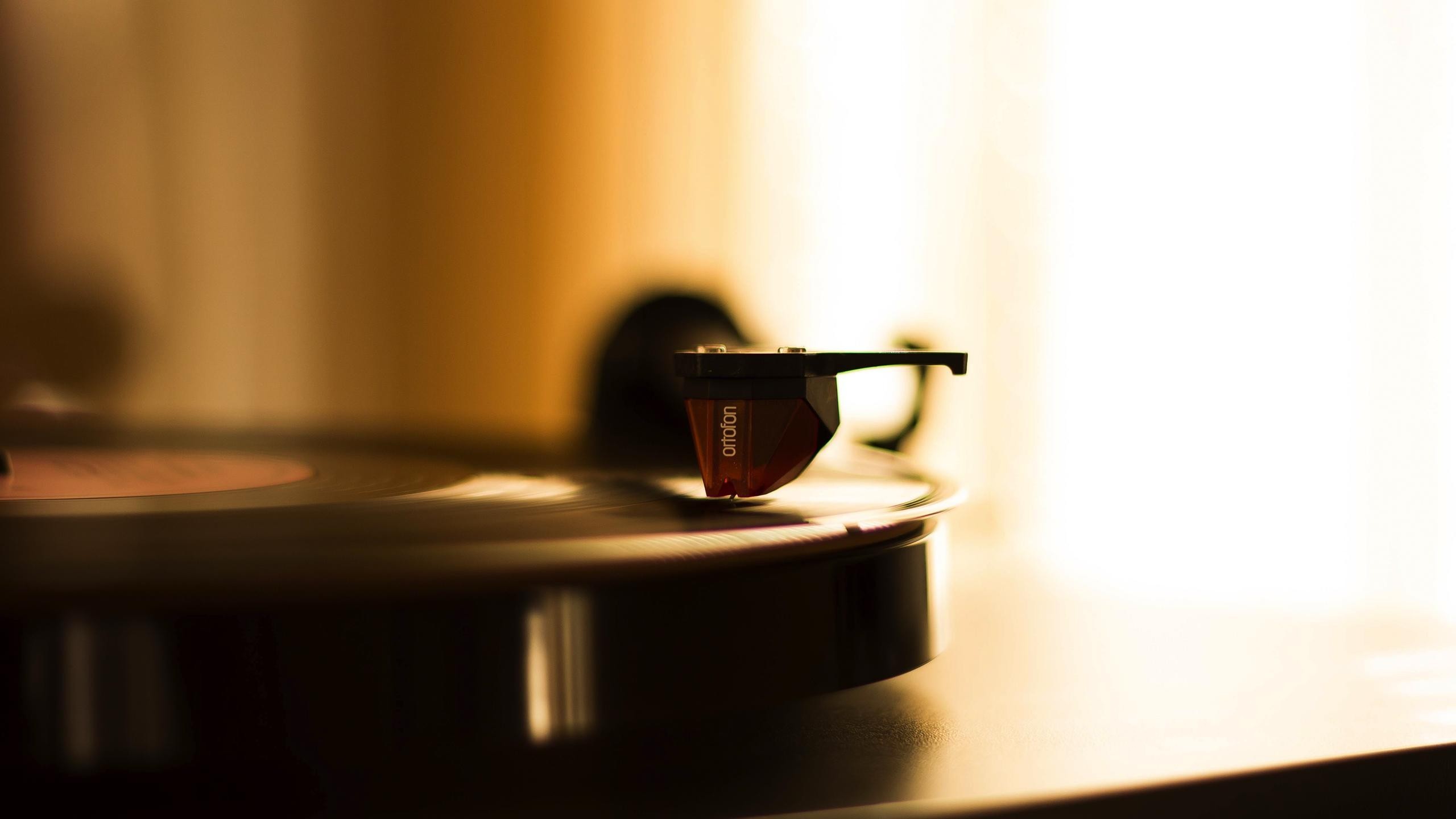 Ortofon cartridge on a vinyl record player HD Wallpaper