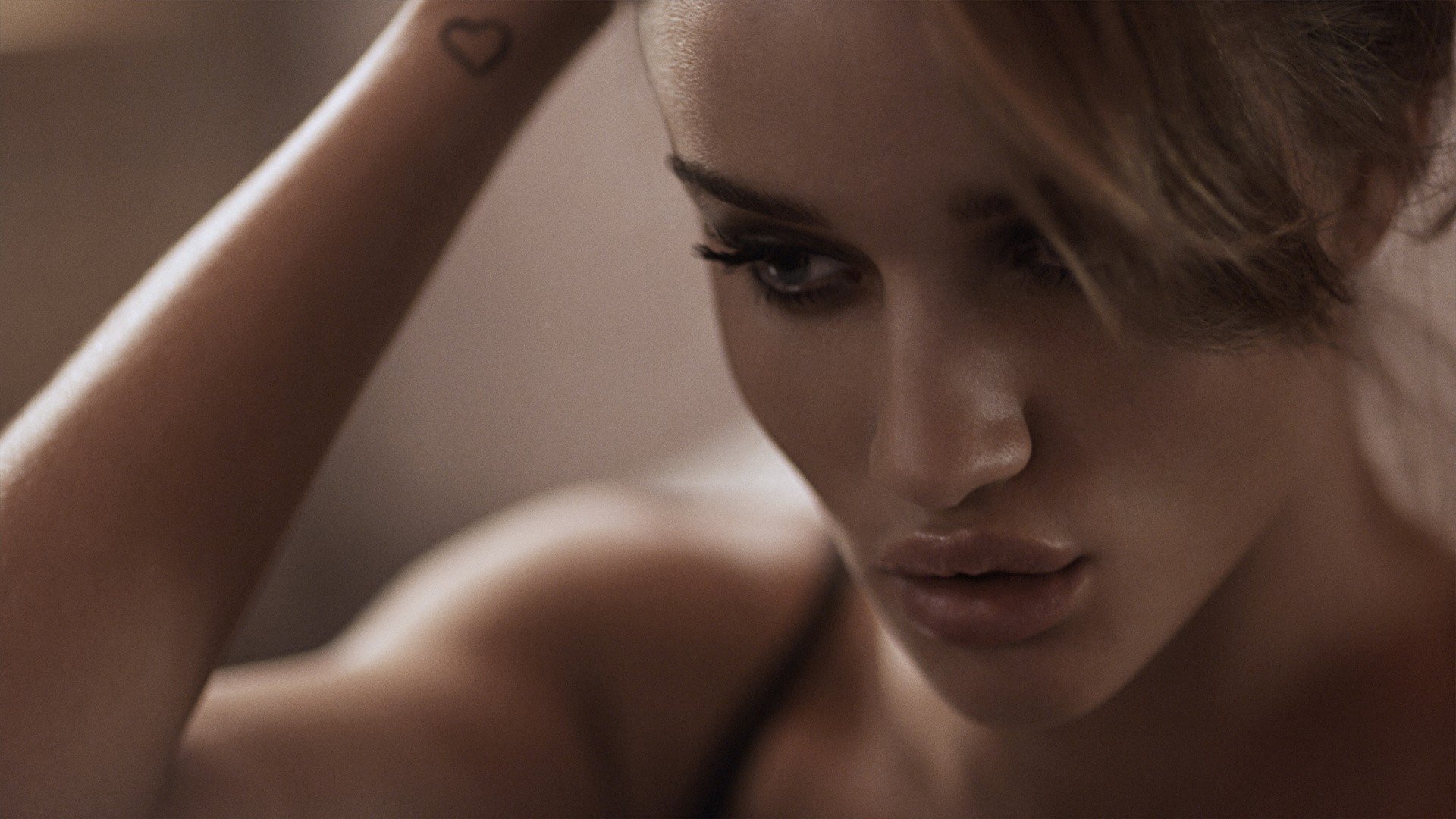 Rosie Huntington-Whiteley with a heart tattoo HD Wallpaper