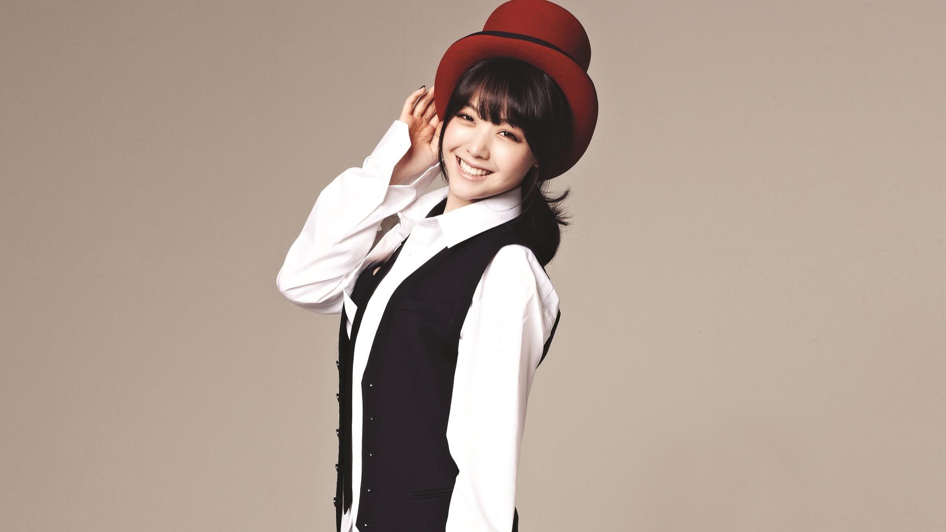 Bang Minah wearing a red hat and vest HD Wallpaper