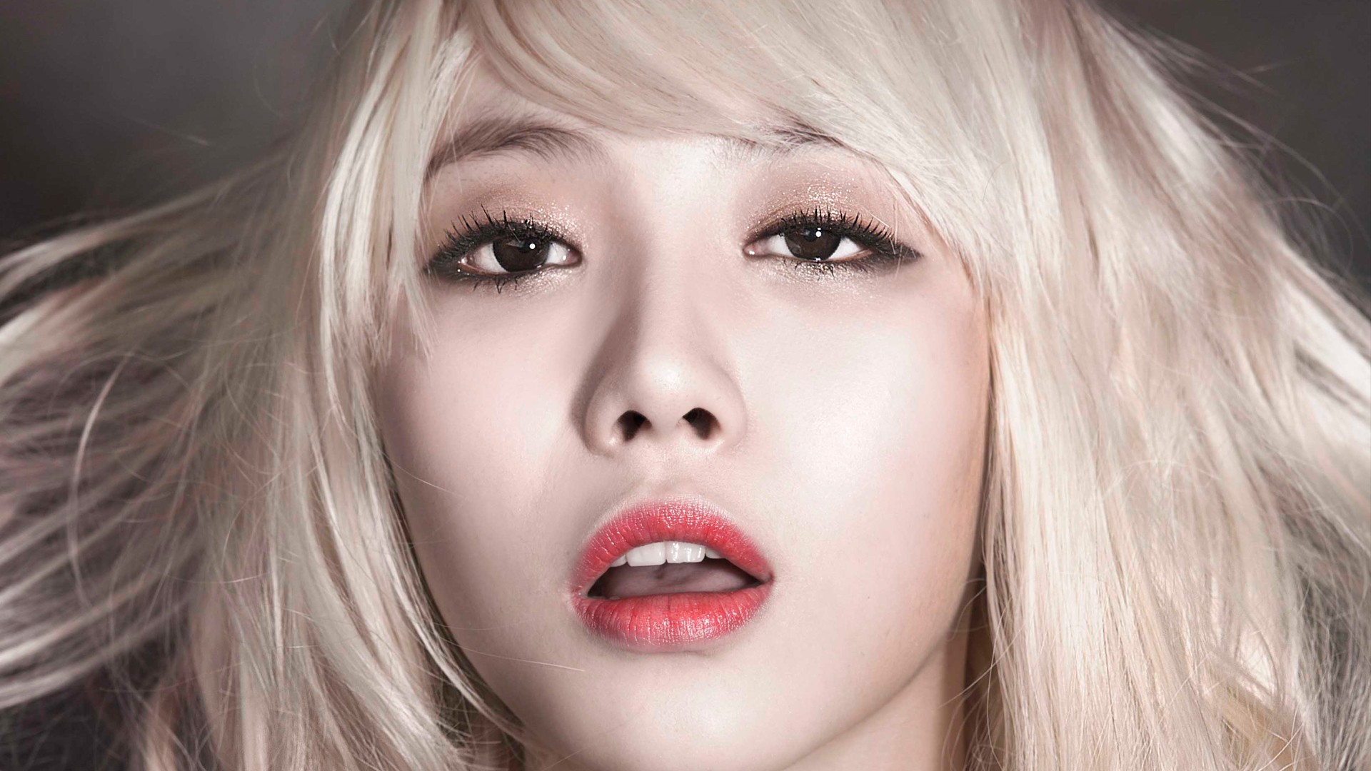 Yura from Girls Day with blonde hair and red lipstick HD Wallpaper